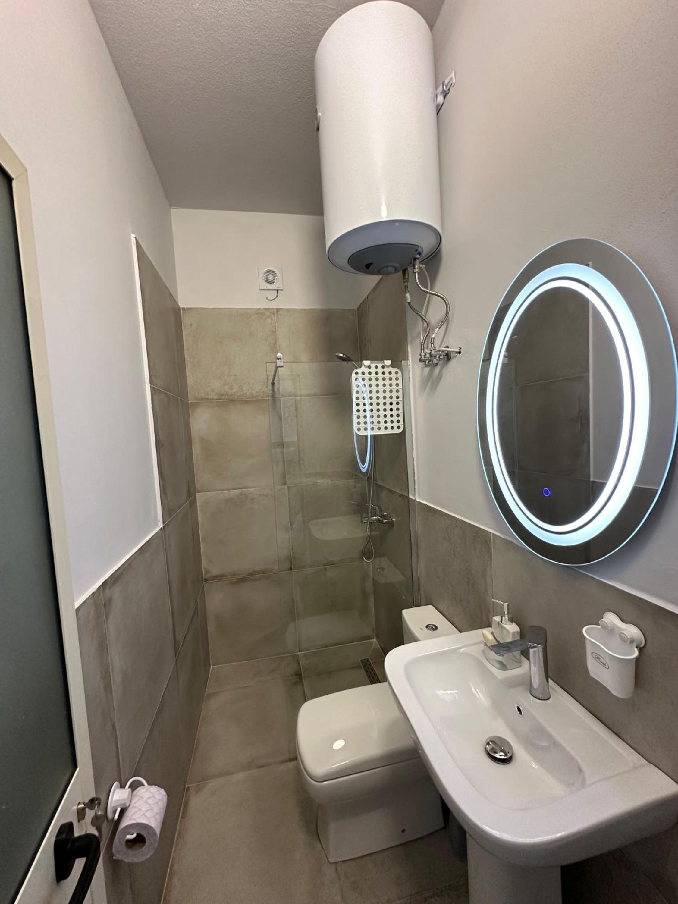 Quadruple Room with Private Bathroom photo 3