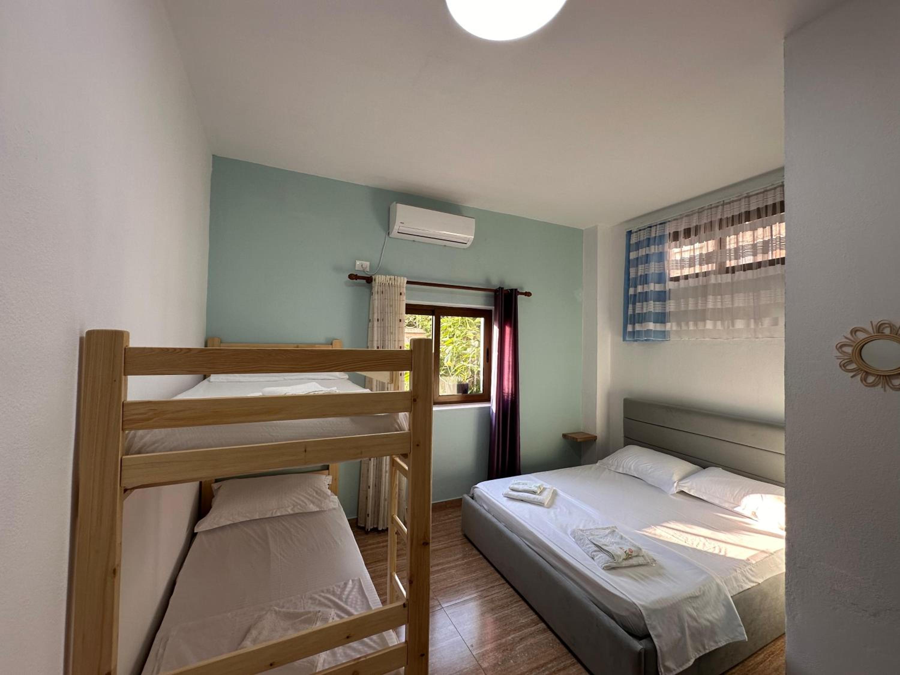 Quadruple Room with Private Bathroom photo 1