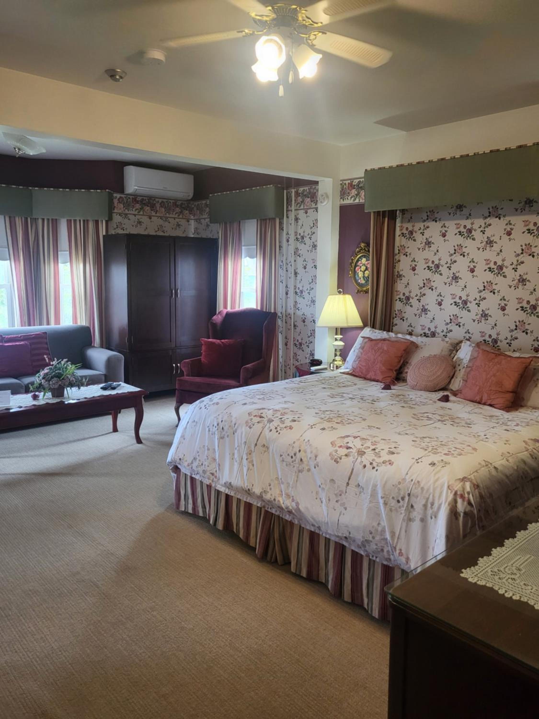 Deluxe Suite With Spa Bath