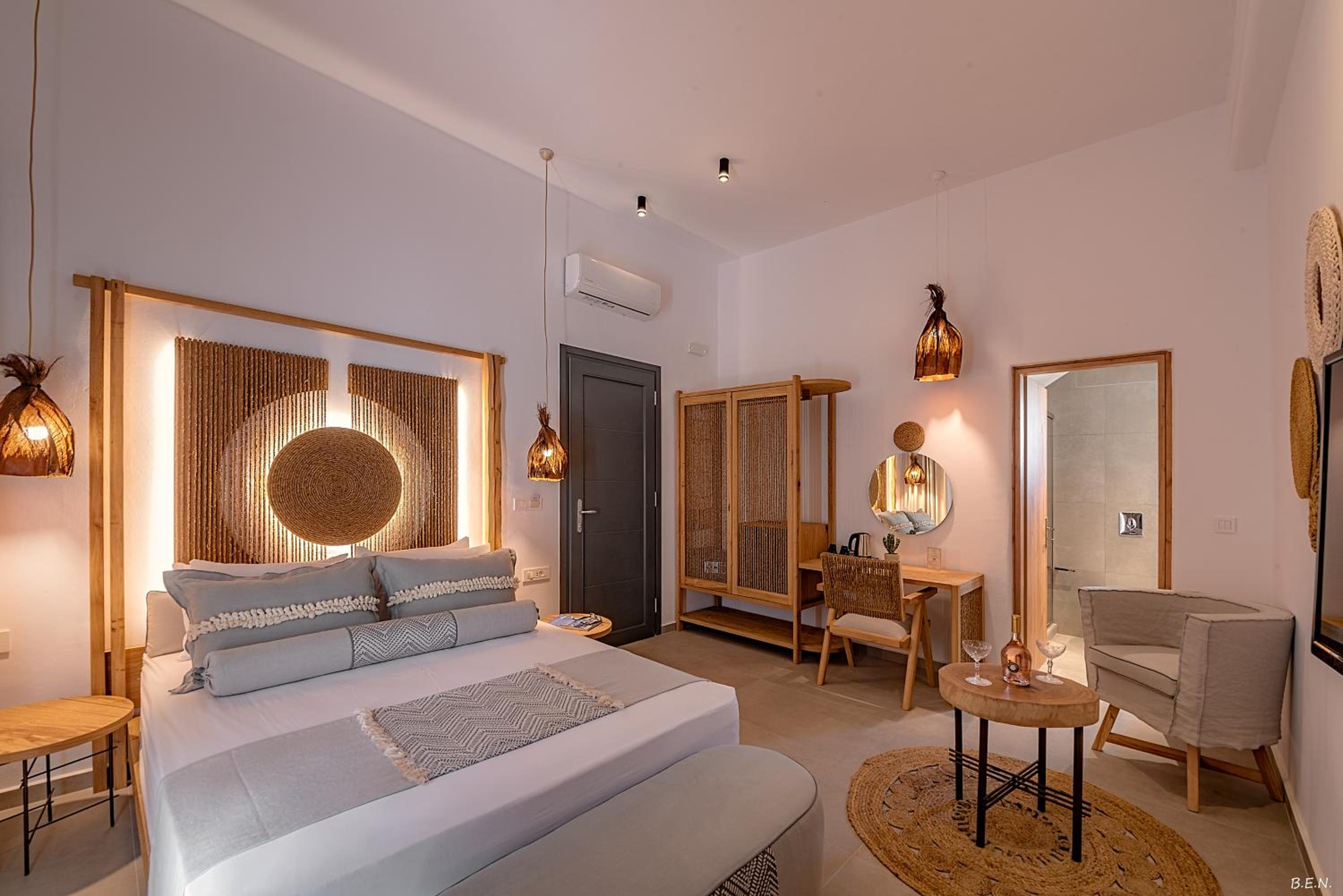 Cozy Double Room with Pool View - Photo 7