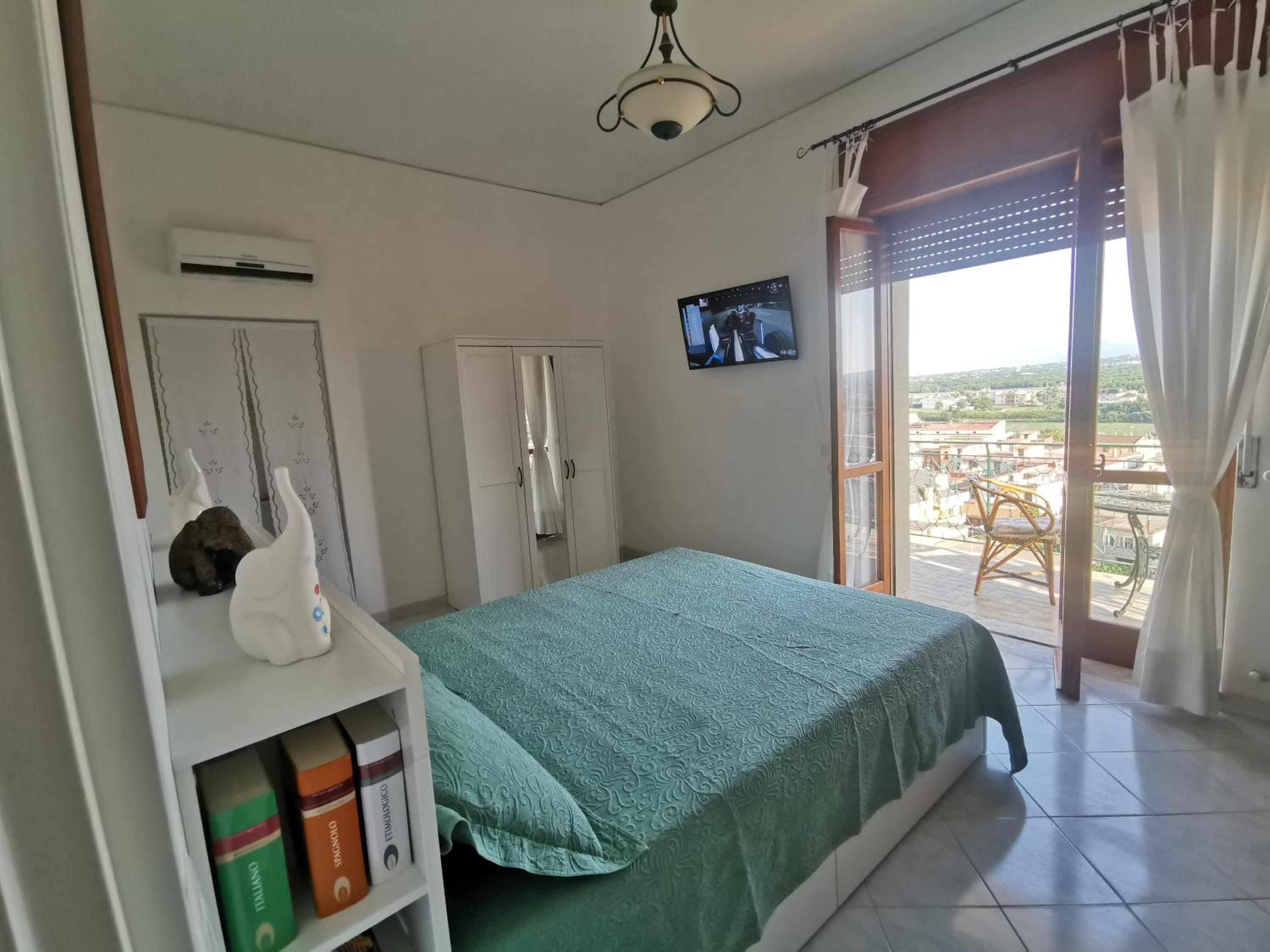 One-Bedroom Apartment With Balcony And Mountain View   photo 3