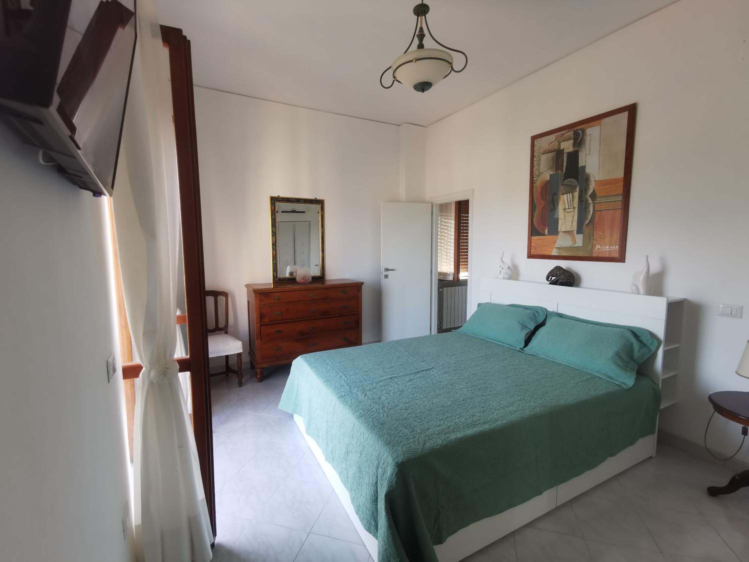 One-Bedroom Apartment With Balcony And Mountain View   photo 1