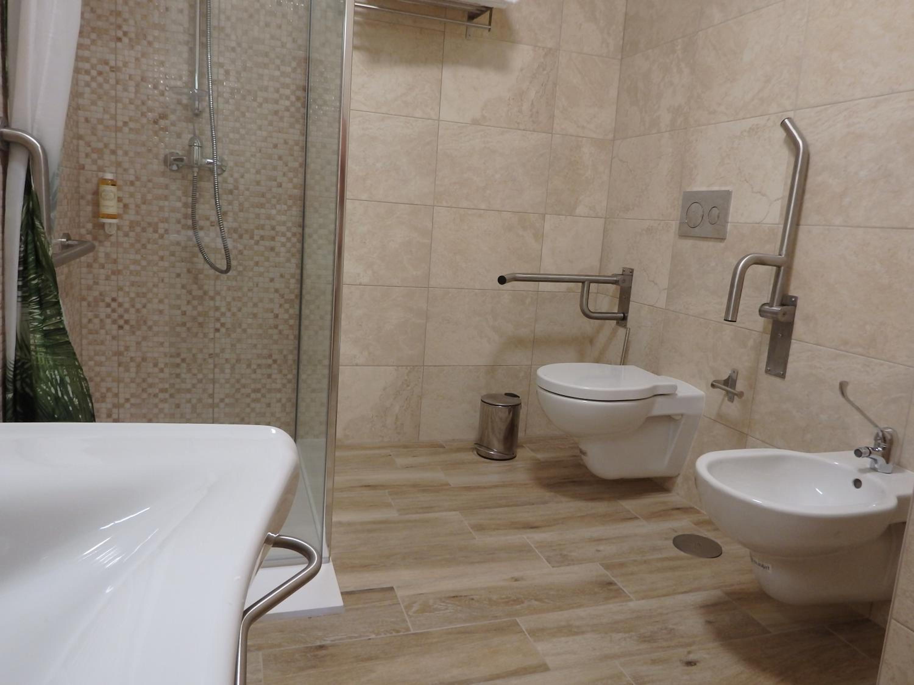 Double Room - Disability Access photo 3