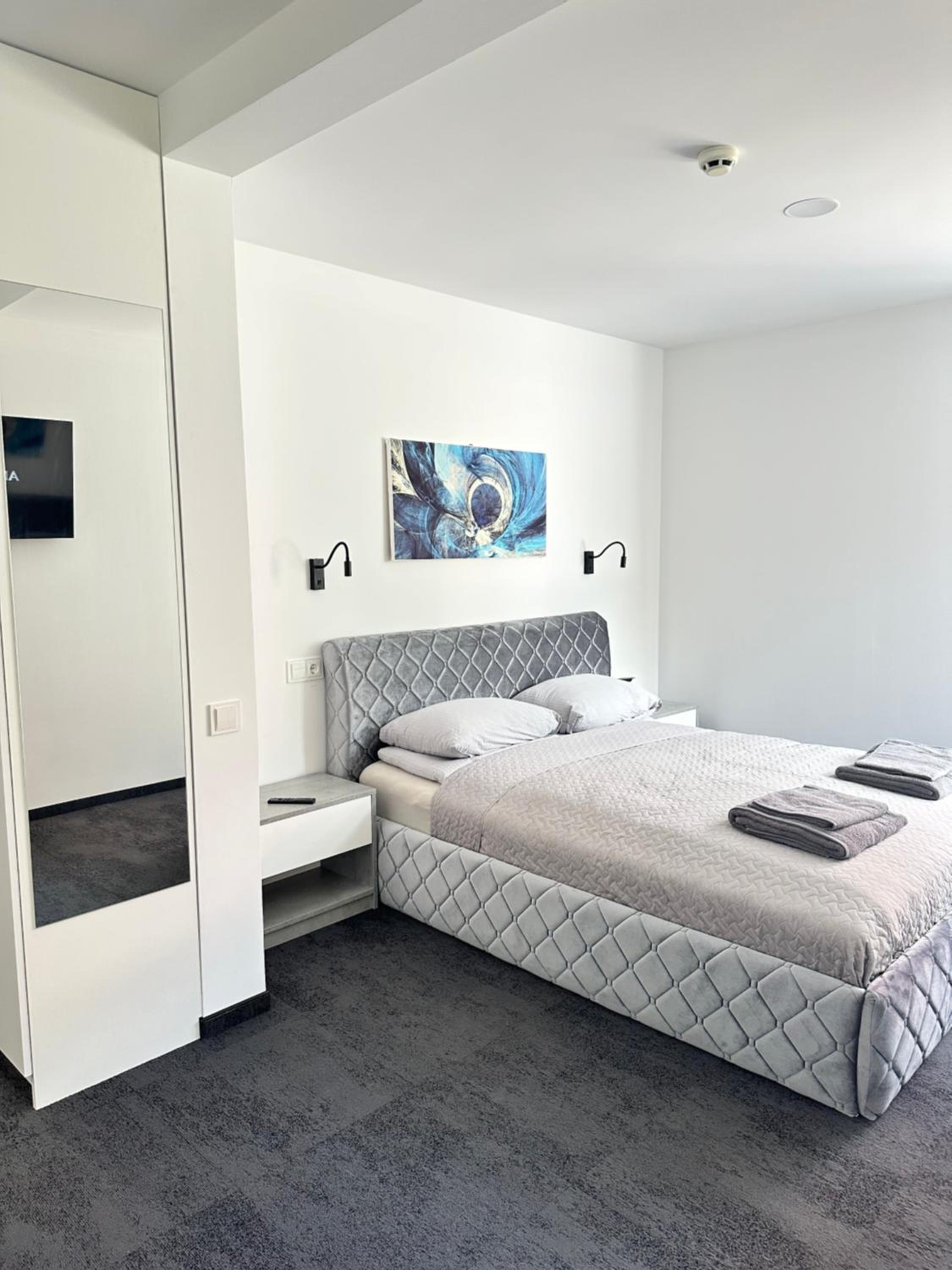 One-Bedroom Apartment photo 1