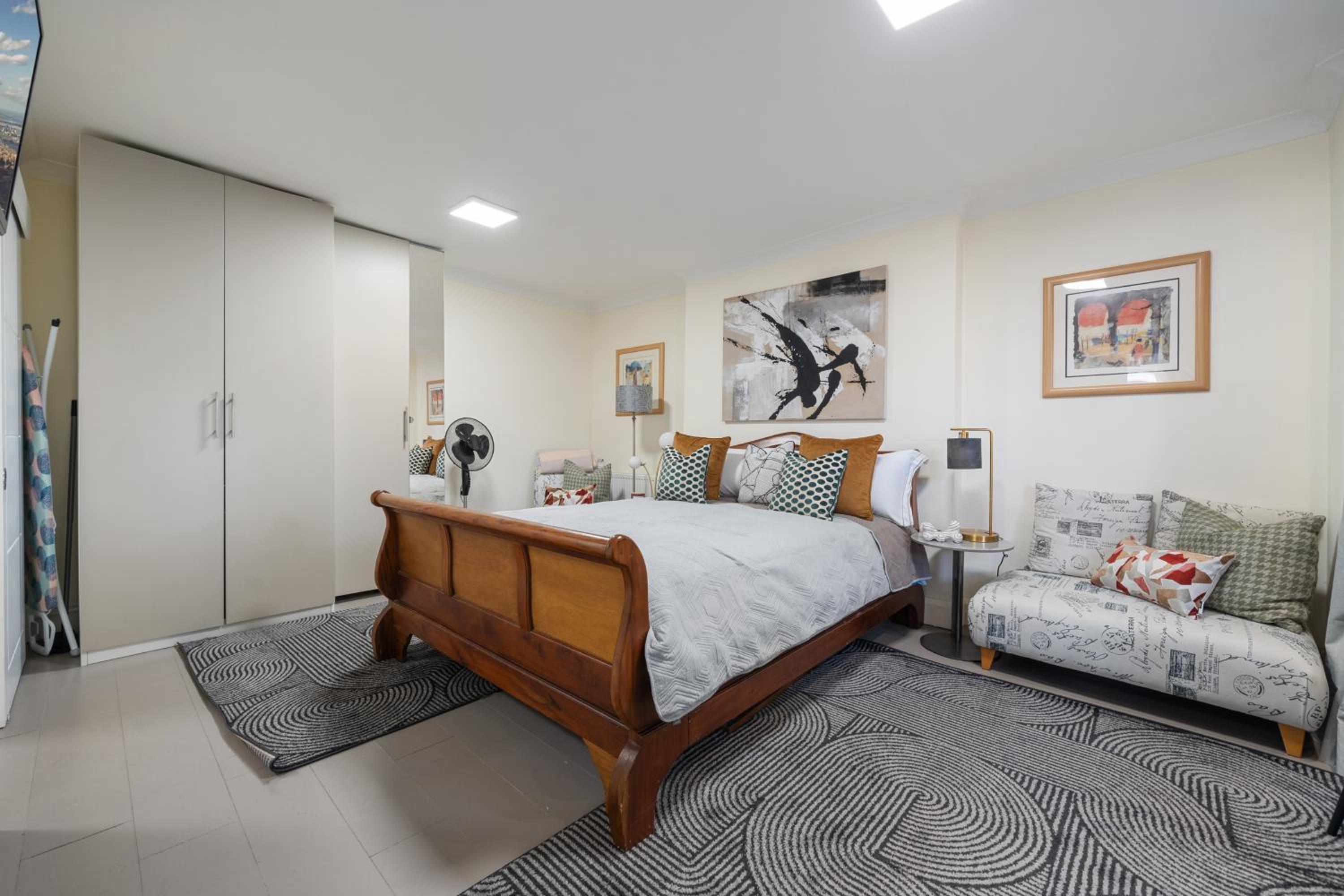 One-Bedroom Apartment photo 1