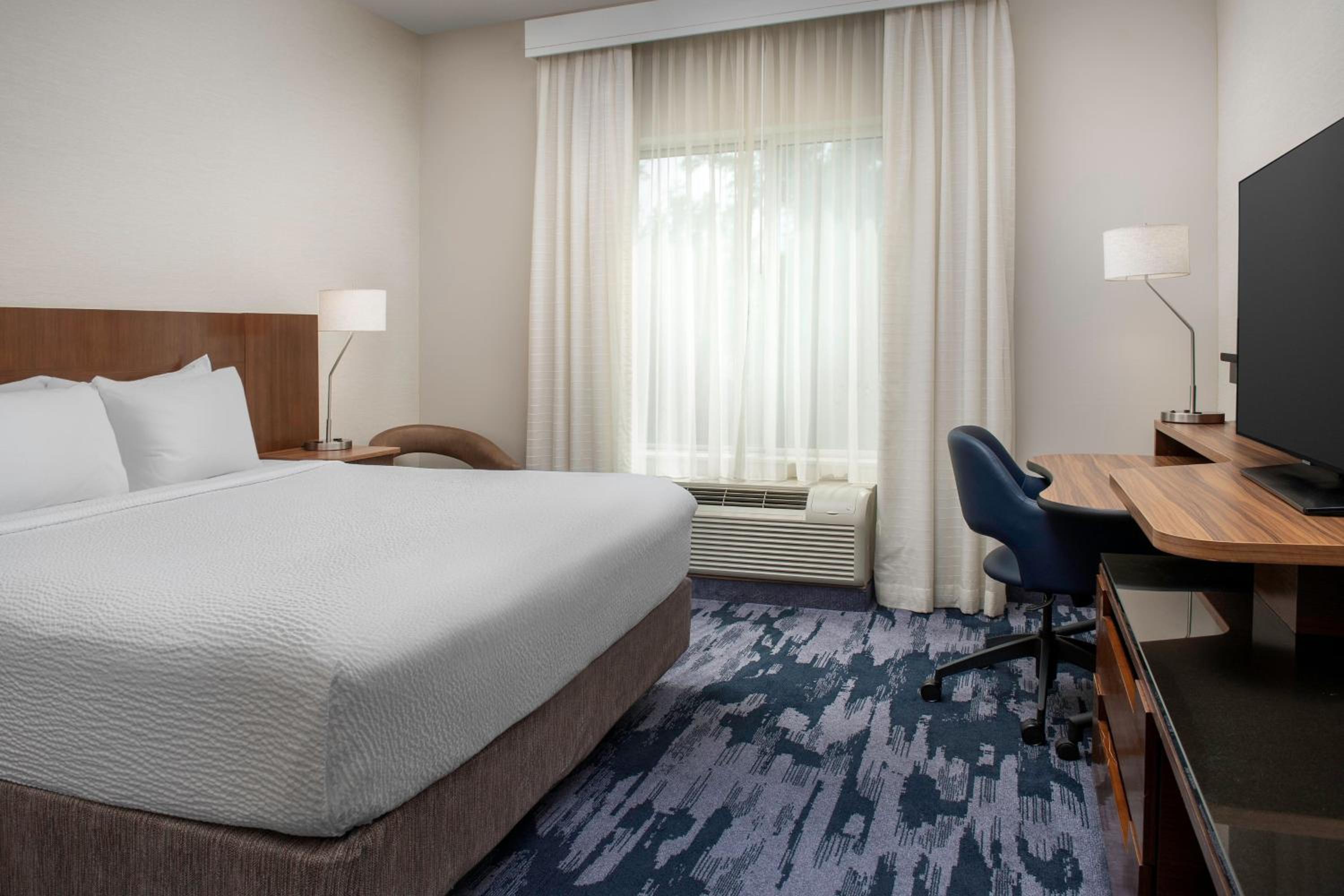King Room with Transfer Shower - Mobility Access/Hearing Accessible