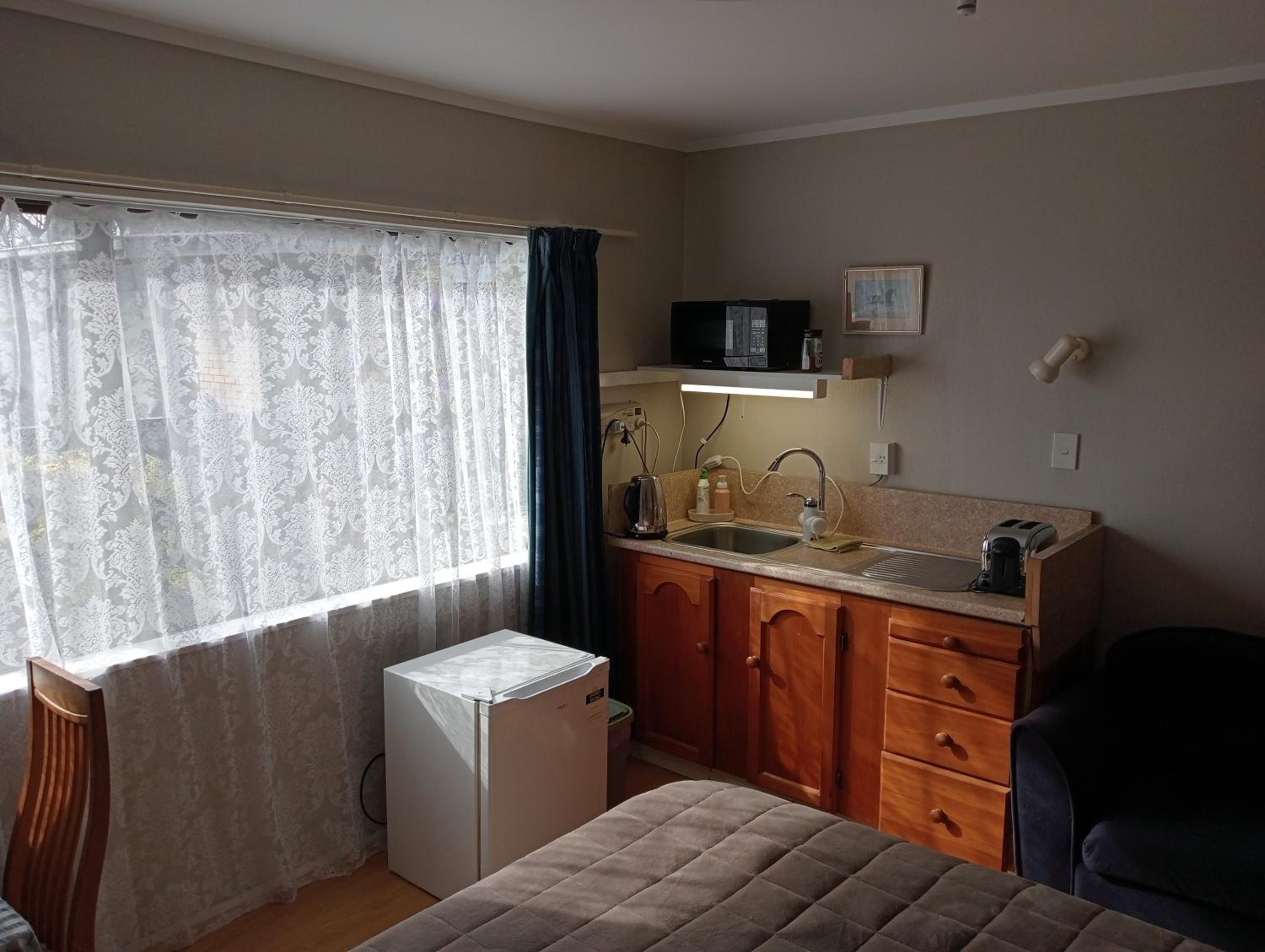 King Room with Shared Bathroom - B photo 2