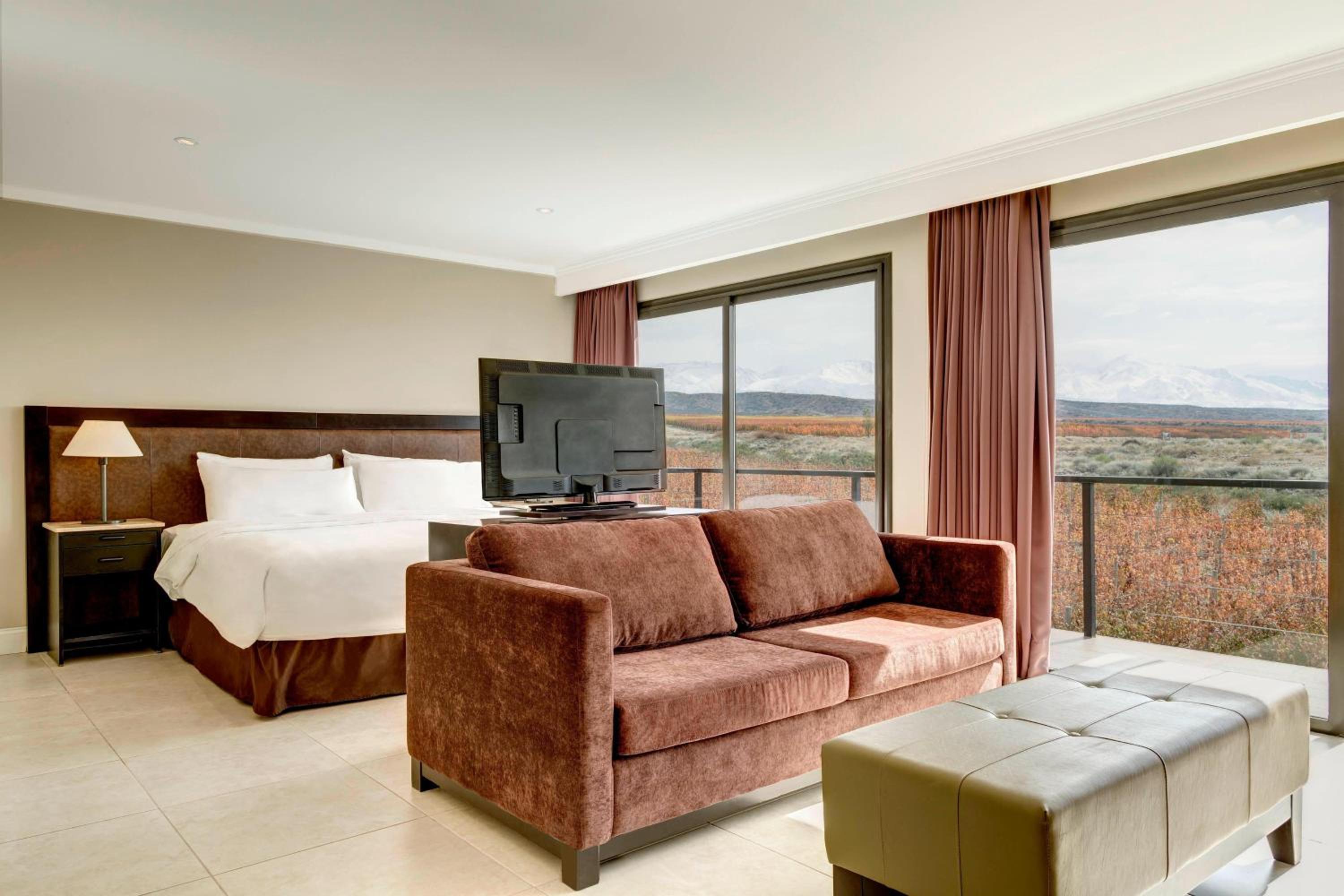 Grand King Balcony Guest Room with Mountain View