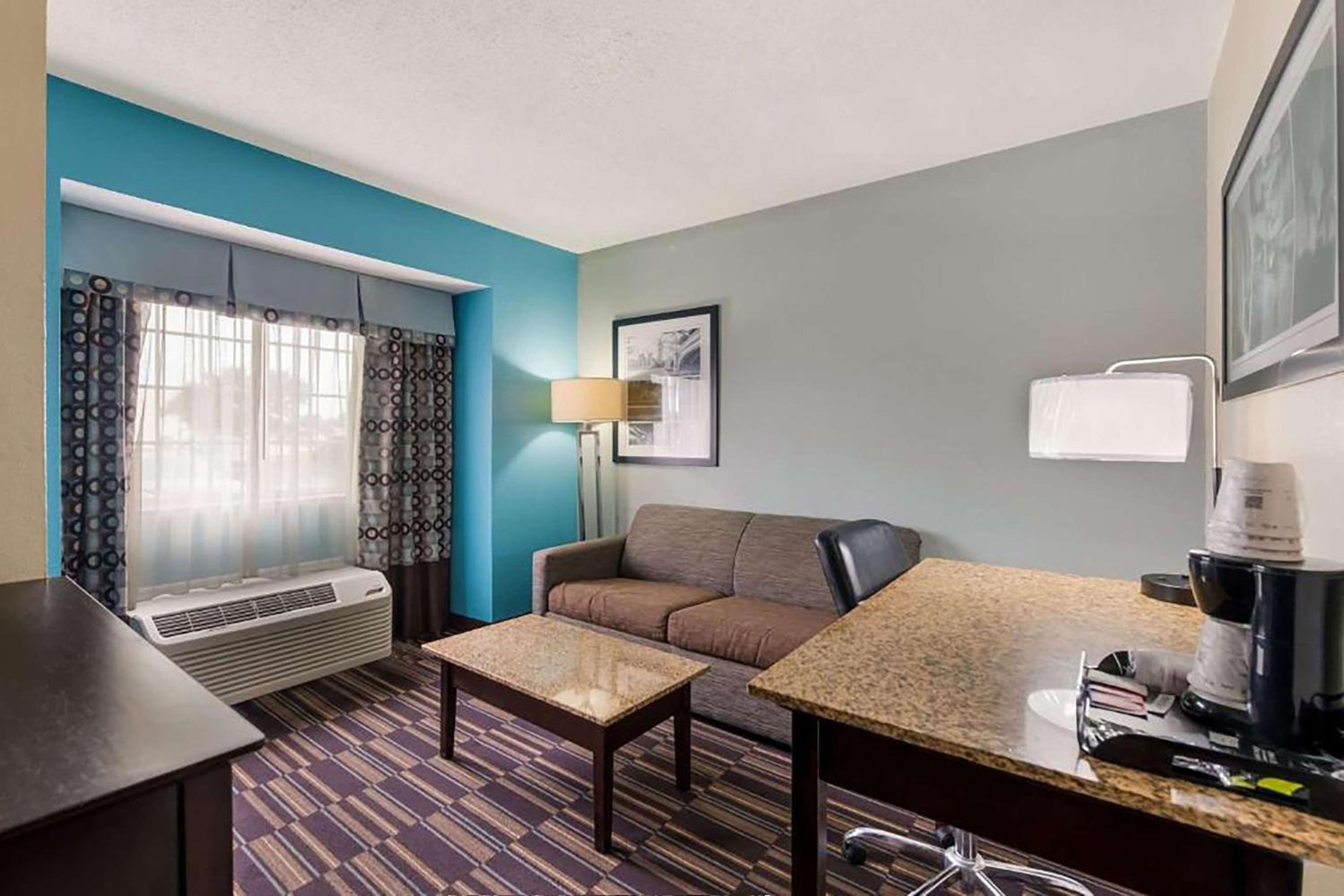 One-Bedroom Queen Suite with Two Queen Beds - Non-Smoking