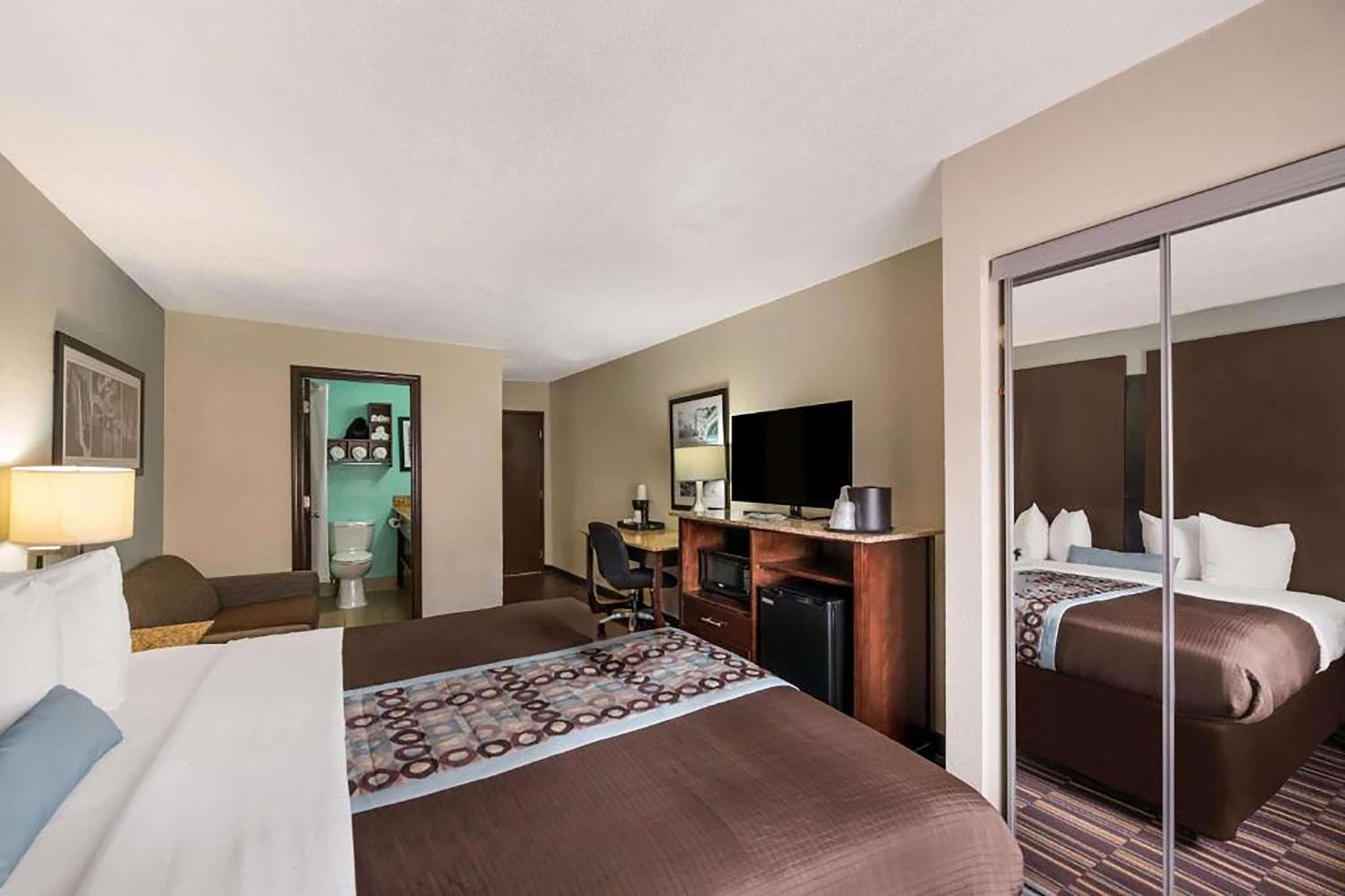 King Room with Mobility Access and Bathtub with Grab Bars, Non-Smoking photo 3