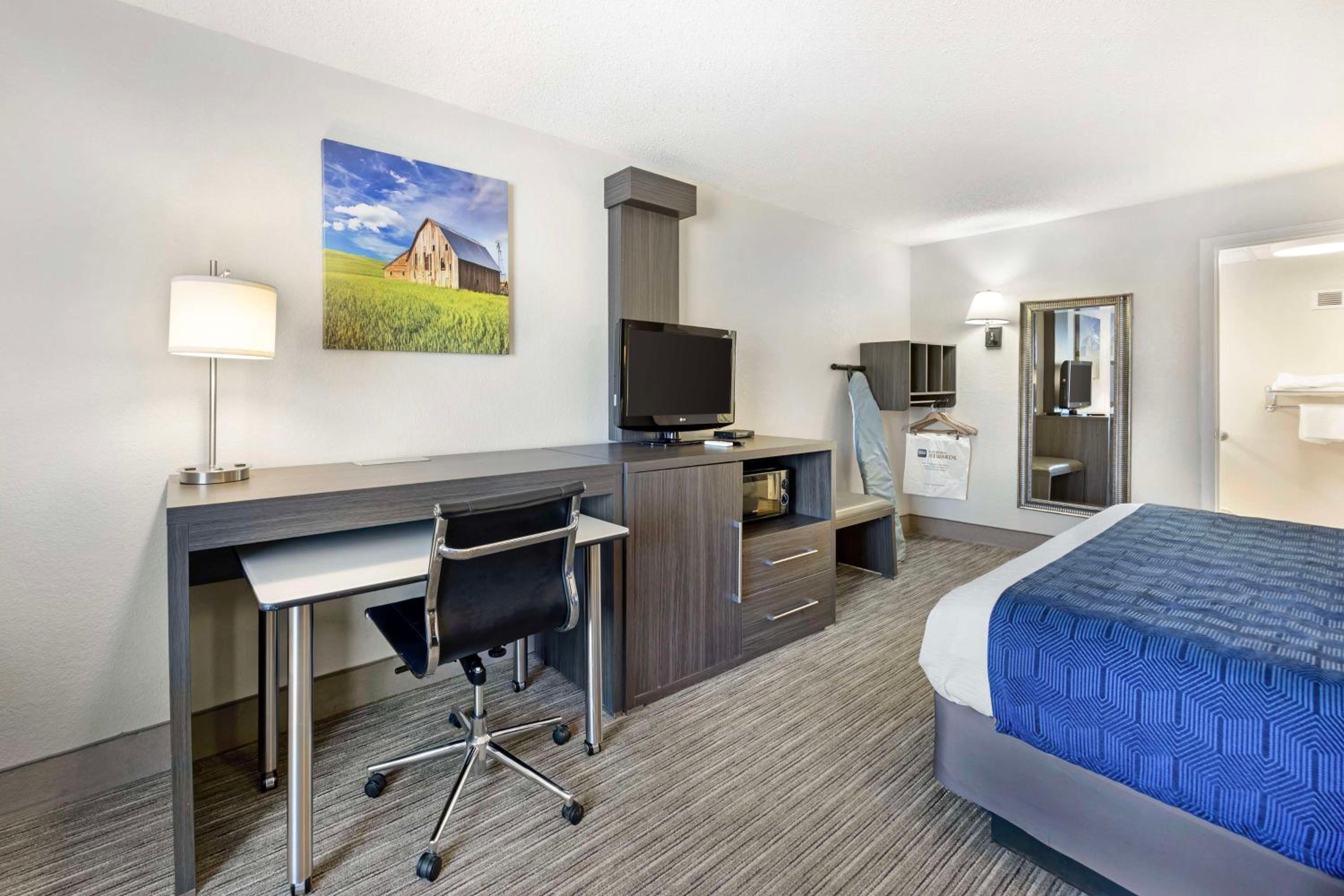 King Room - Mobility Accessible with Bathtub photo 3