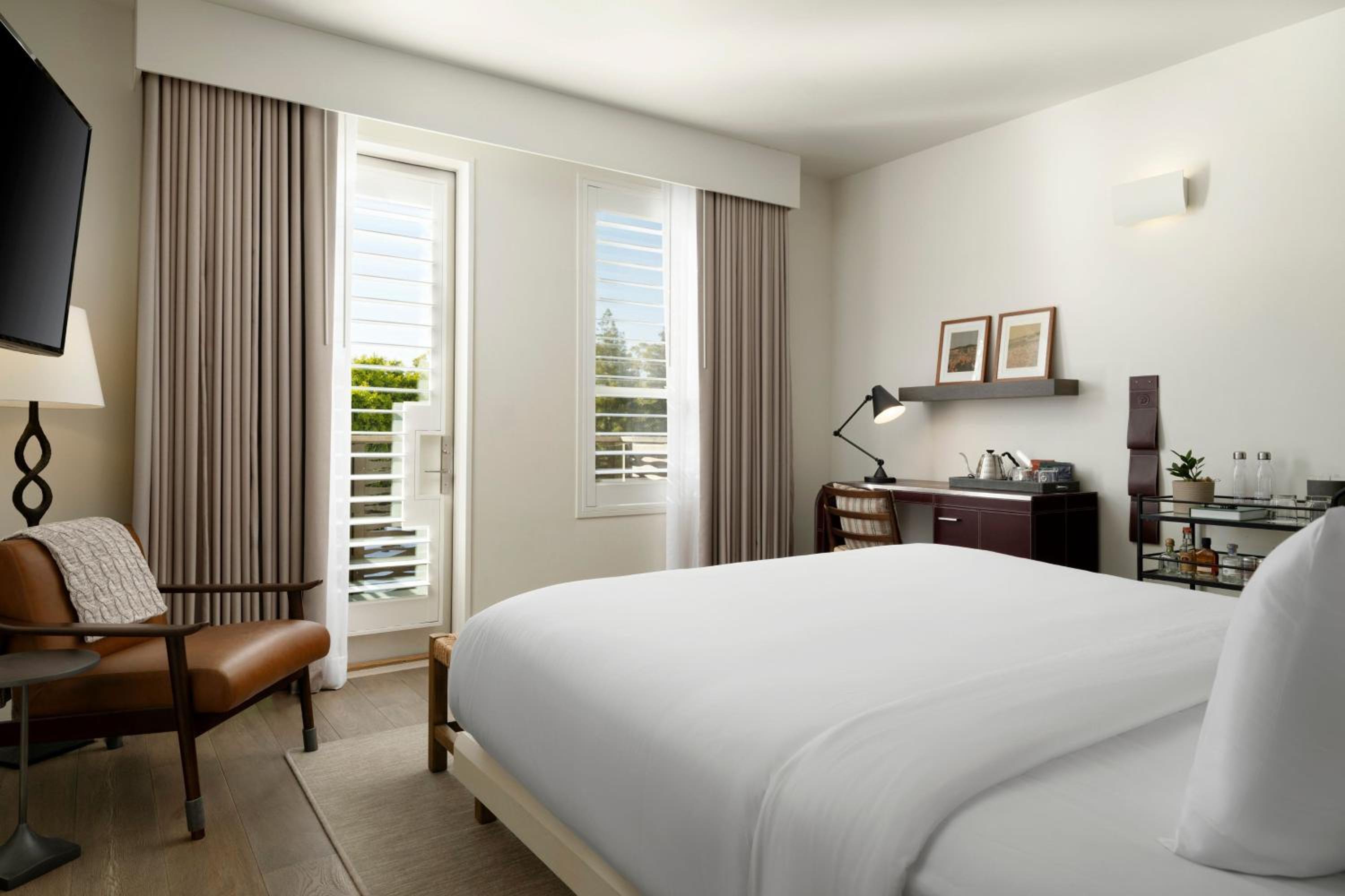 King Room with Balcony and City View - Photo 3