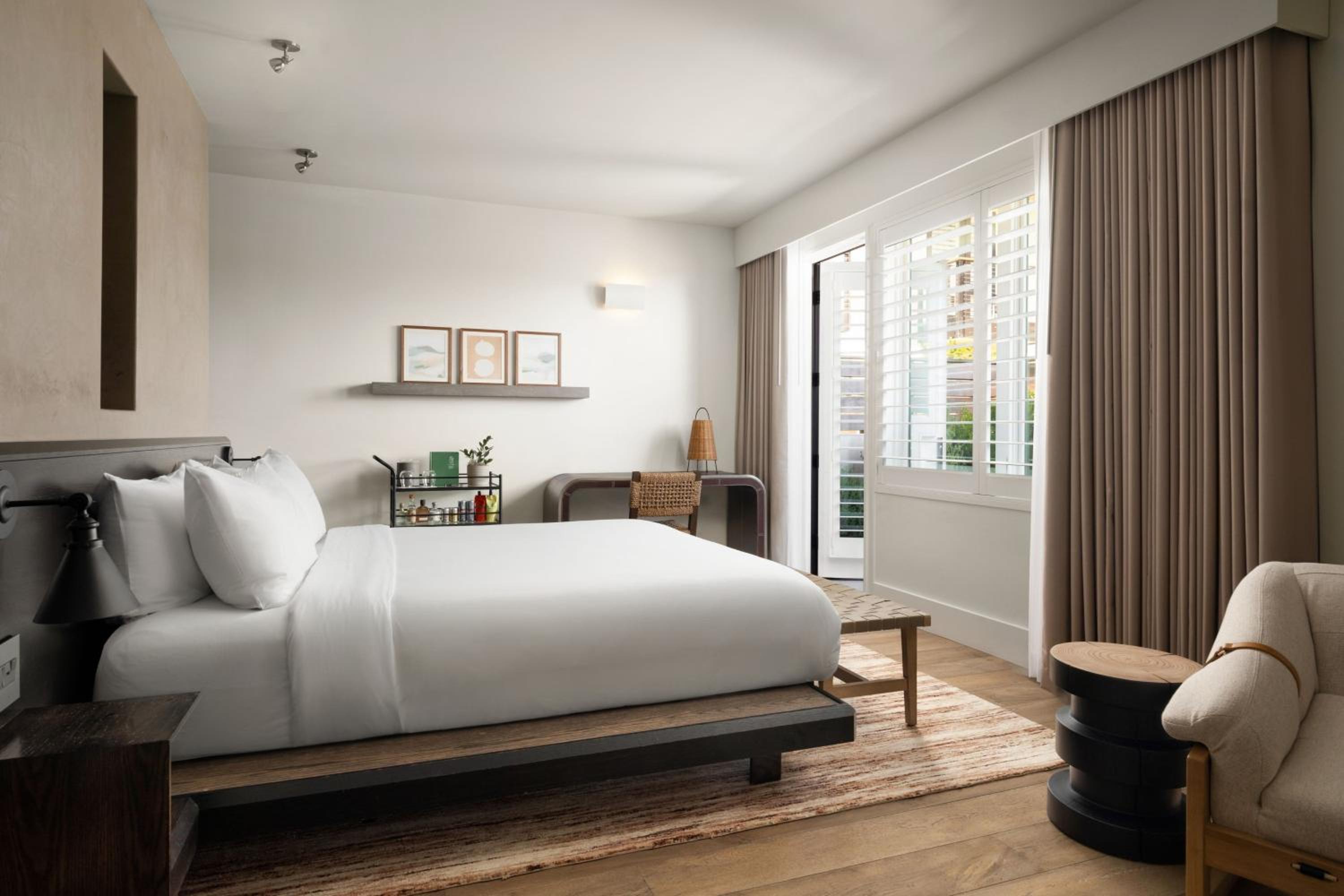 King Room with Patio and Garden View - Photo 9