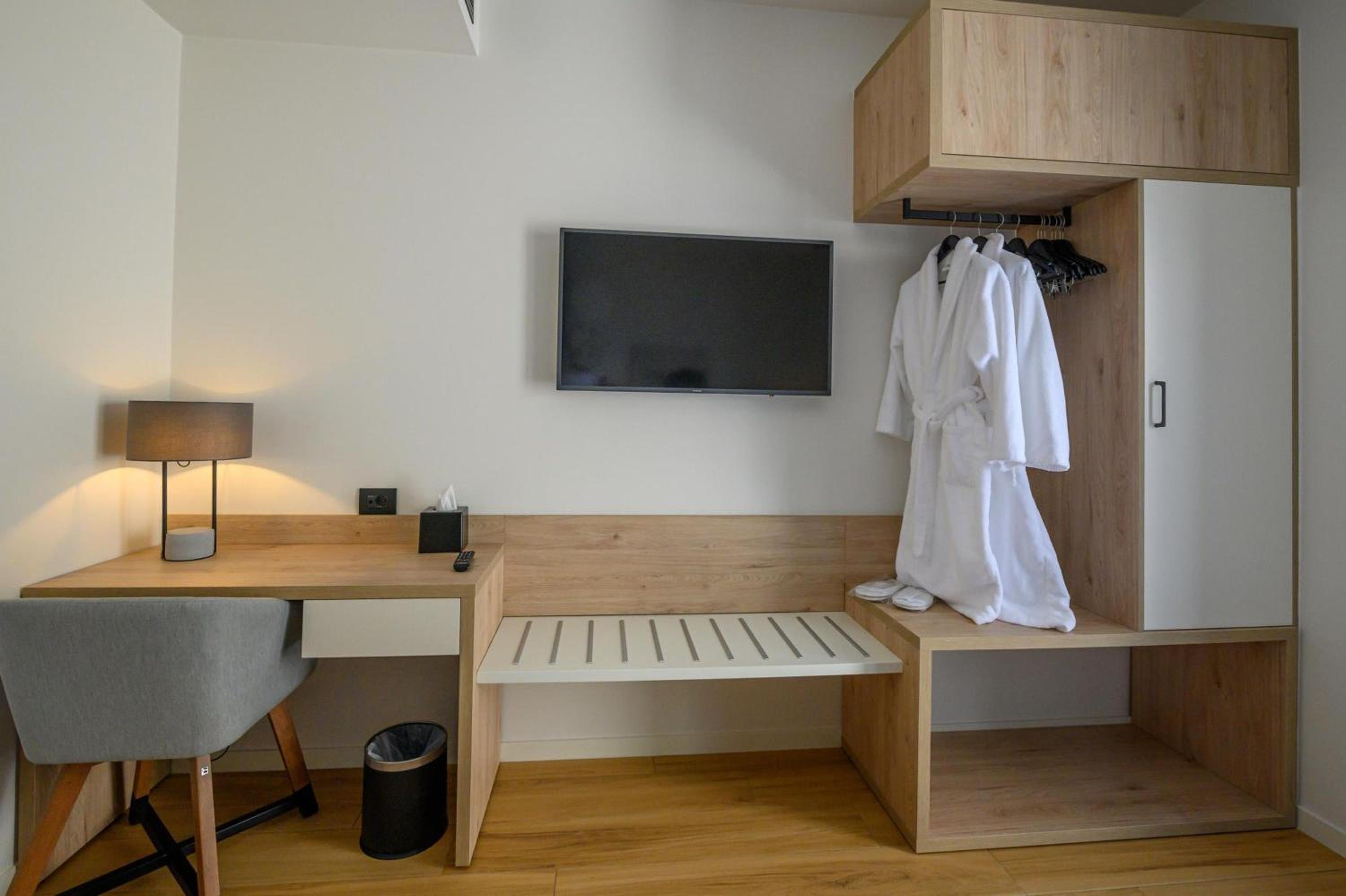 Executive Suite - Photo 5