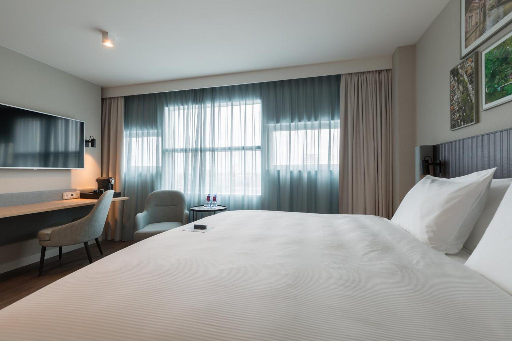 Standard King Room - Photo 10