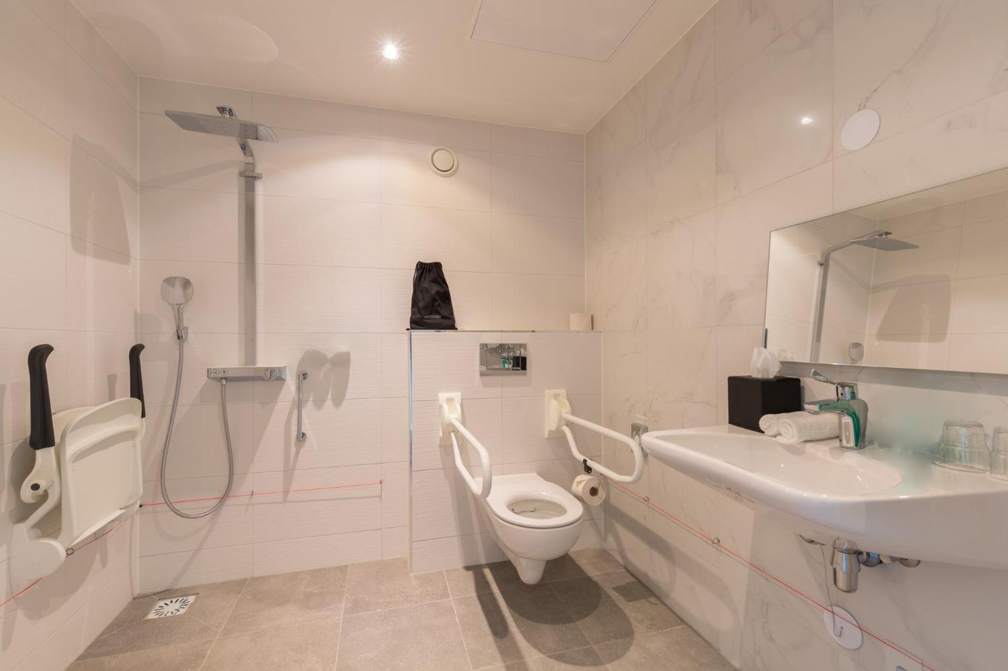 Standard Queen Room - Accessible - Photo 9
