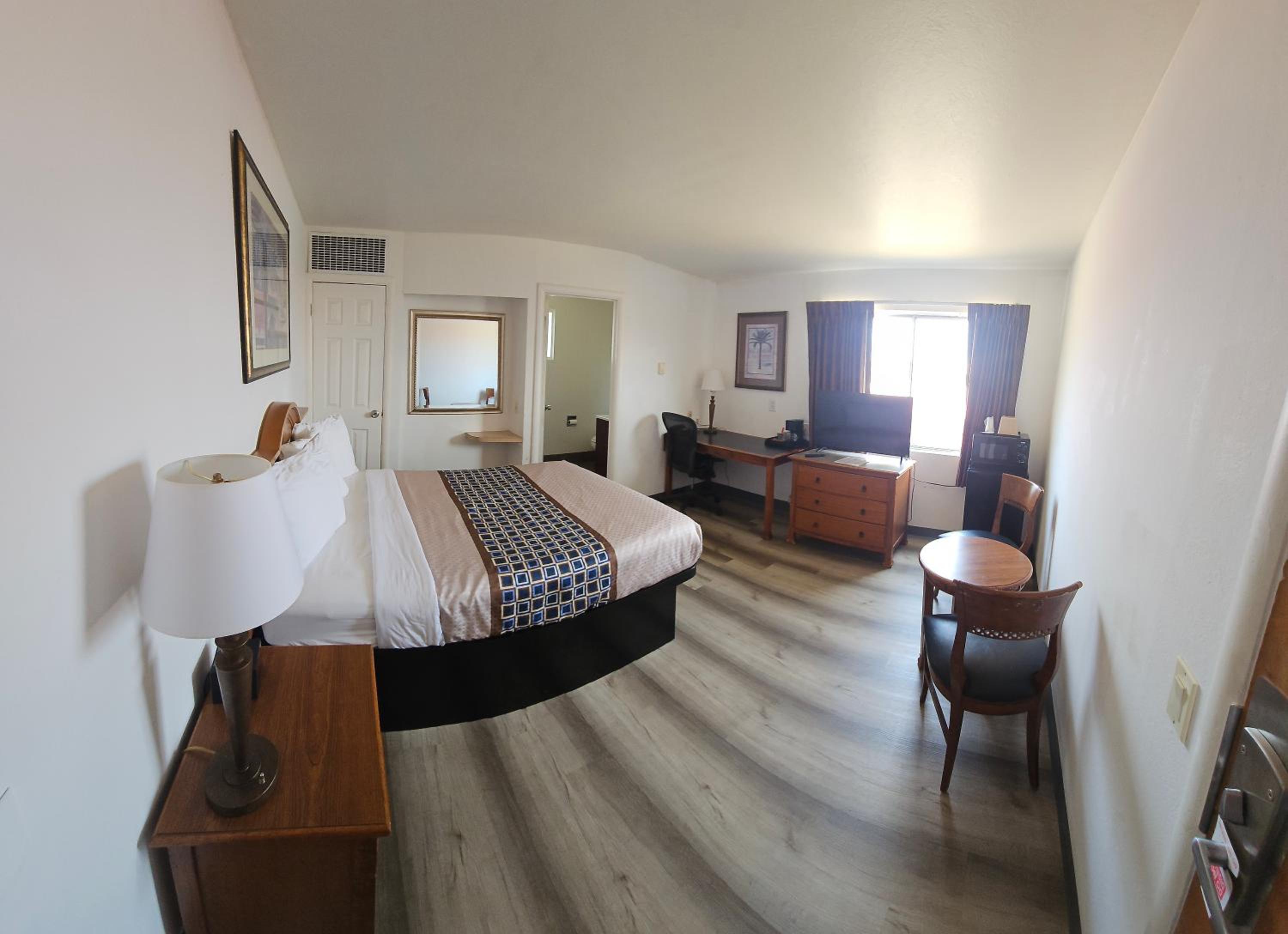Queen Room - Non-Smoking - Photo 1