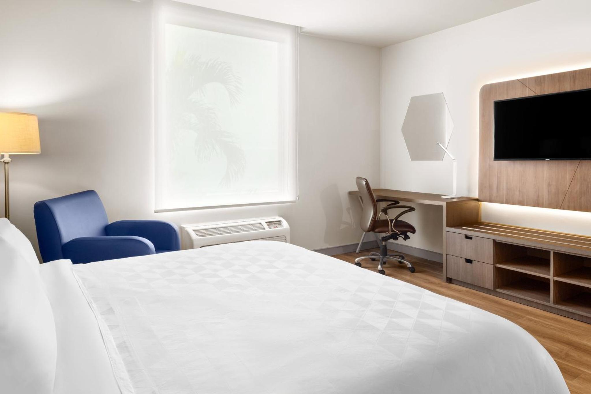 Standard King Room - Accessible photo 3