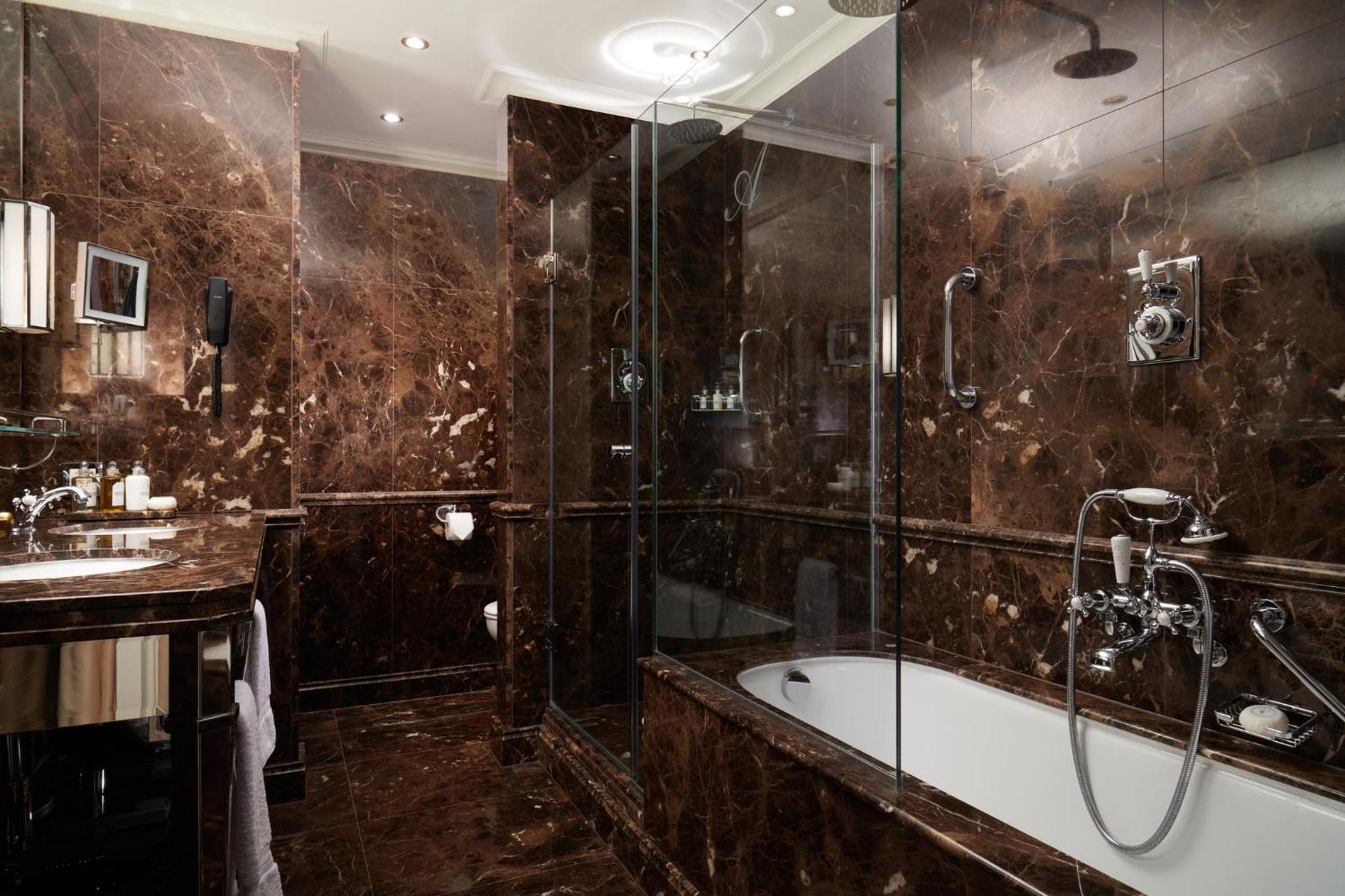Junior Suite with Lake View thumbnail 5