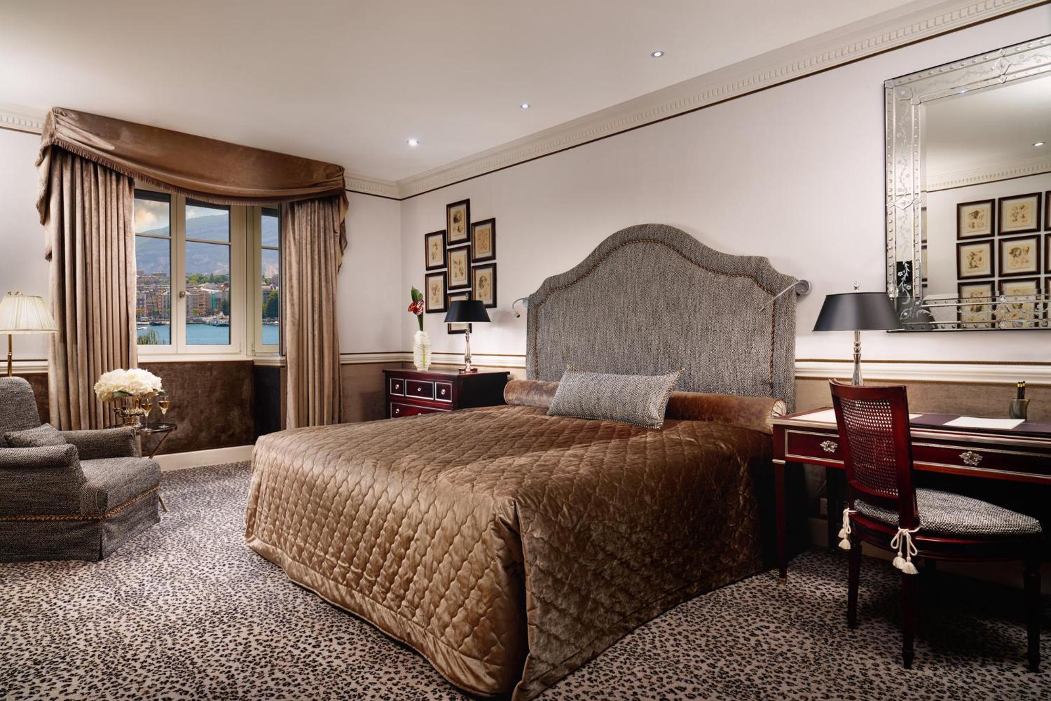 Exclusive King Room with Lake View thumbnail 5