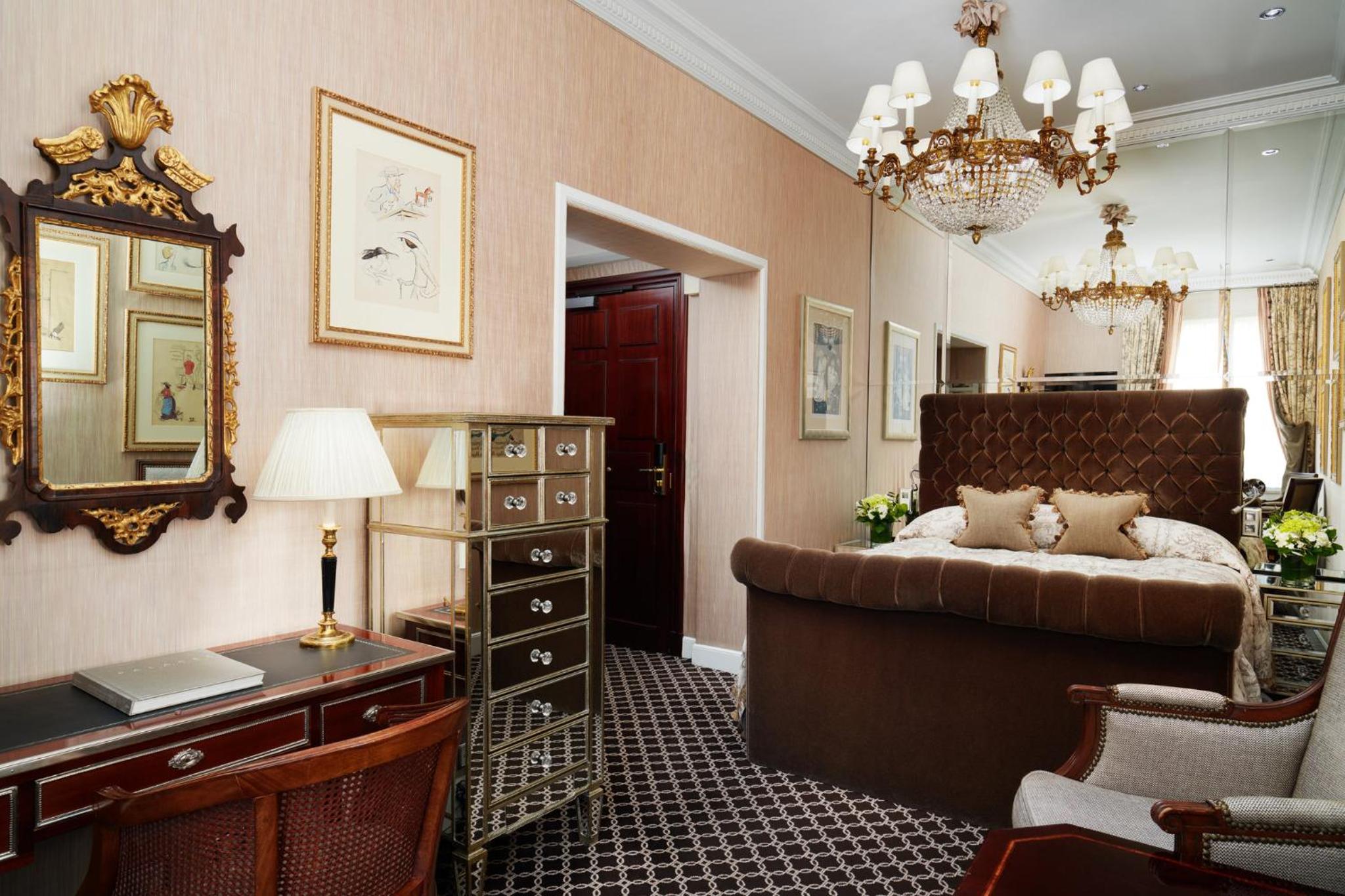 Classic Queen Room thumbnail 6