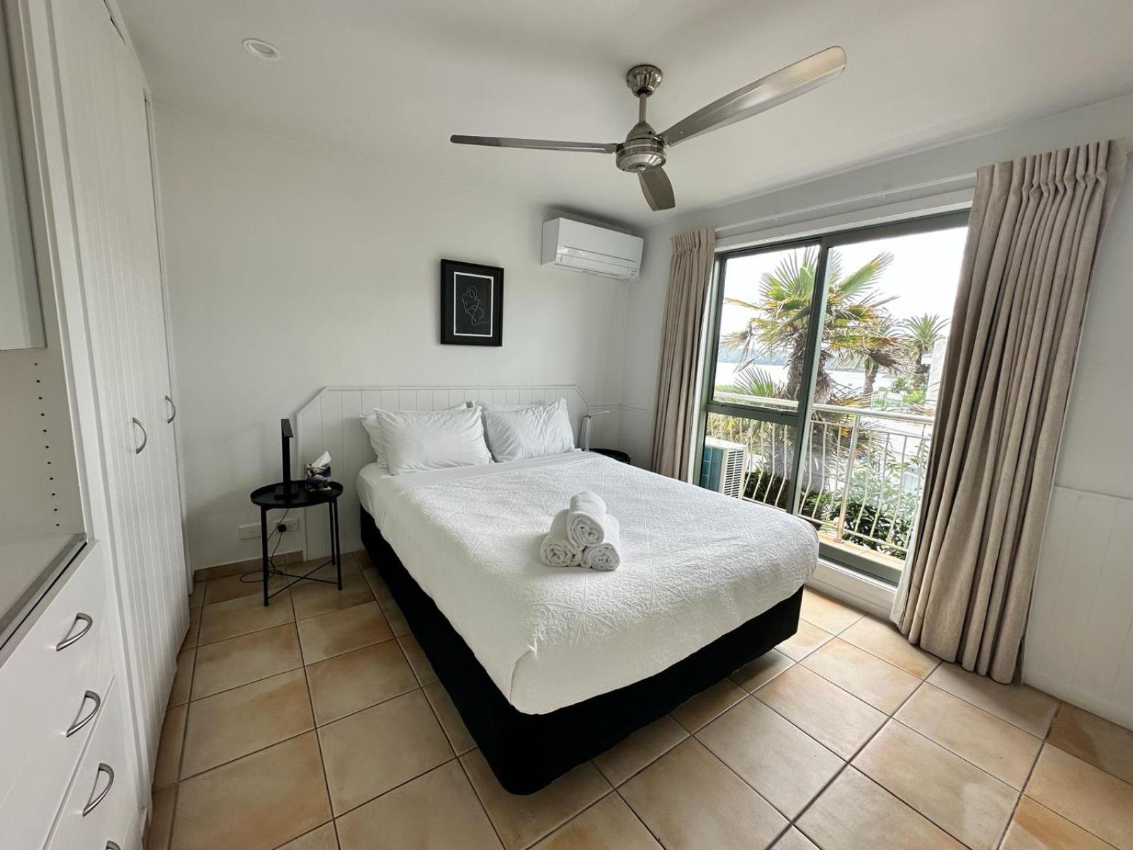 One-Bedroom Apartment with Sea View and Balcony photo 3