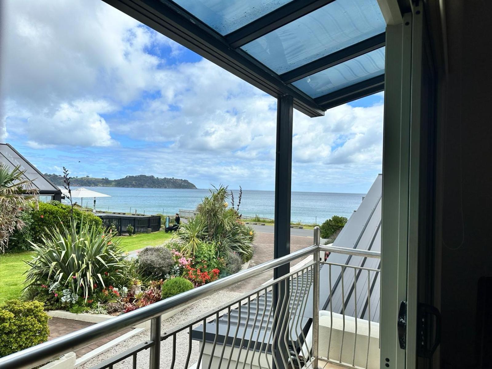 One-Bedroom Apartment with Sea View and Balcony photo 2