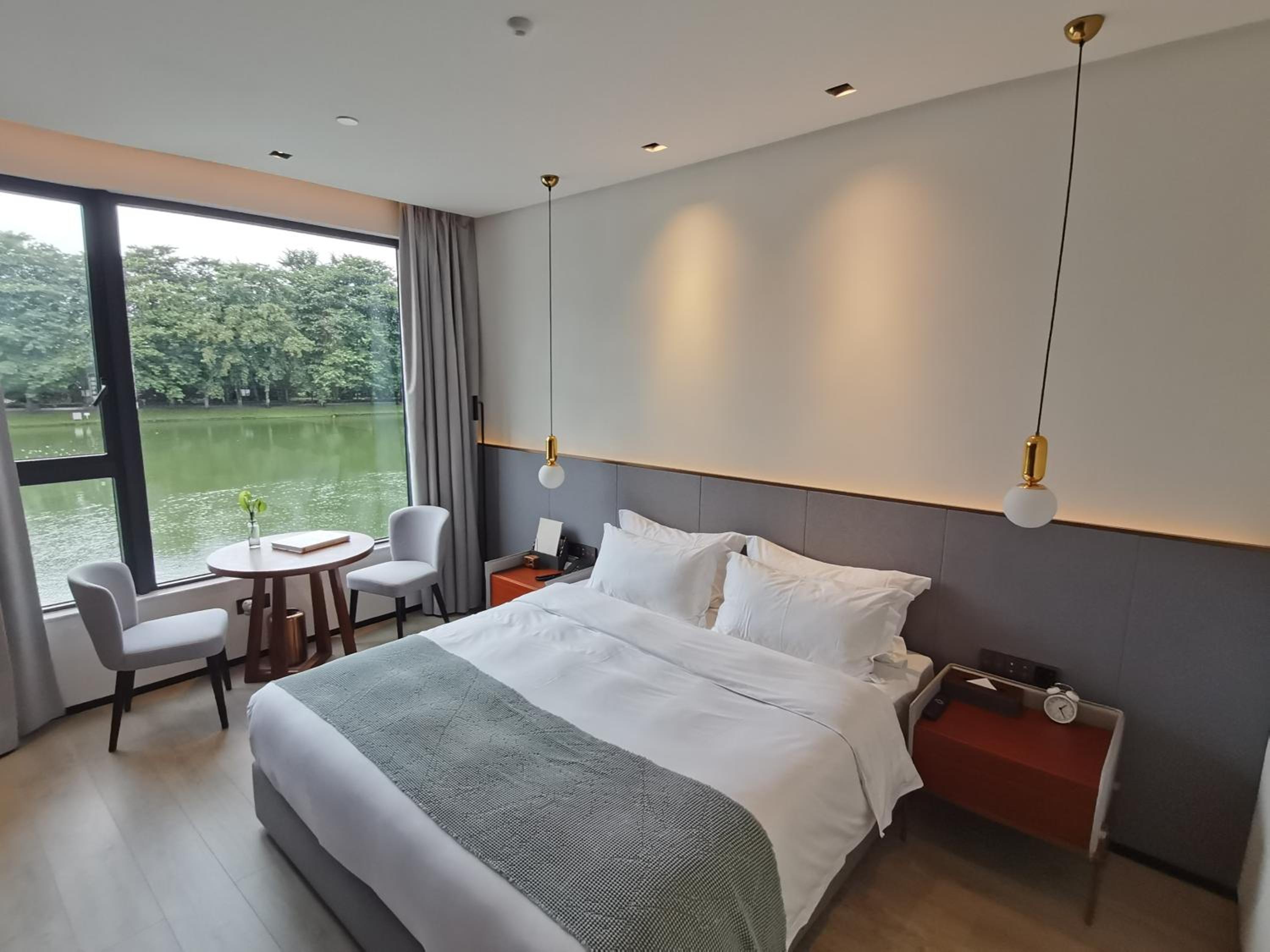 Queen Room with Lake View
