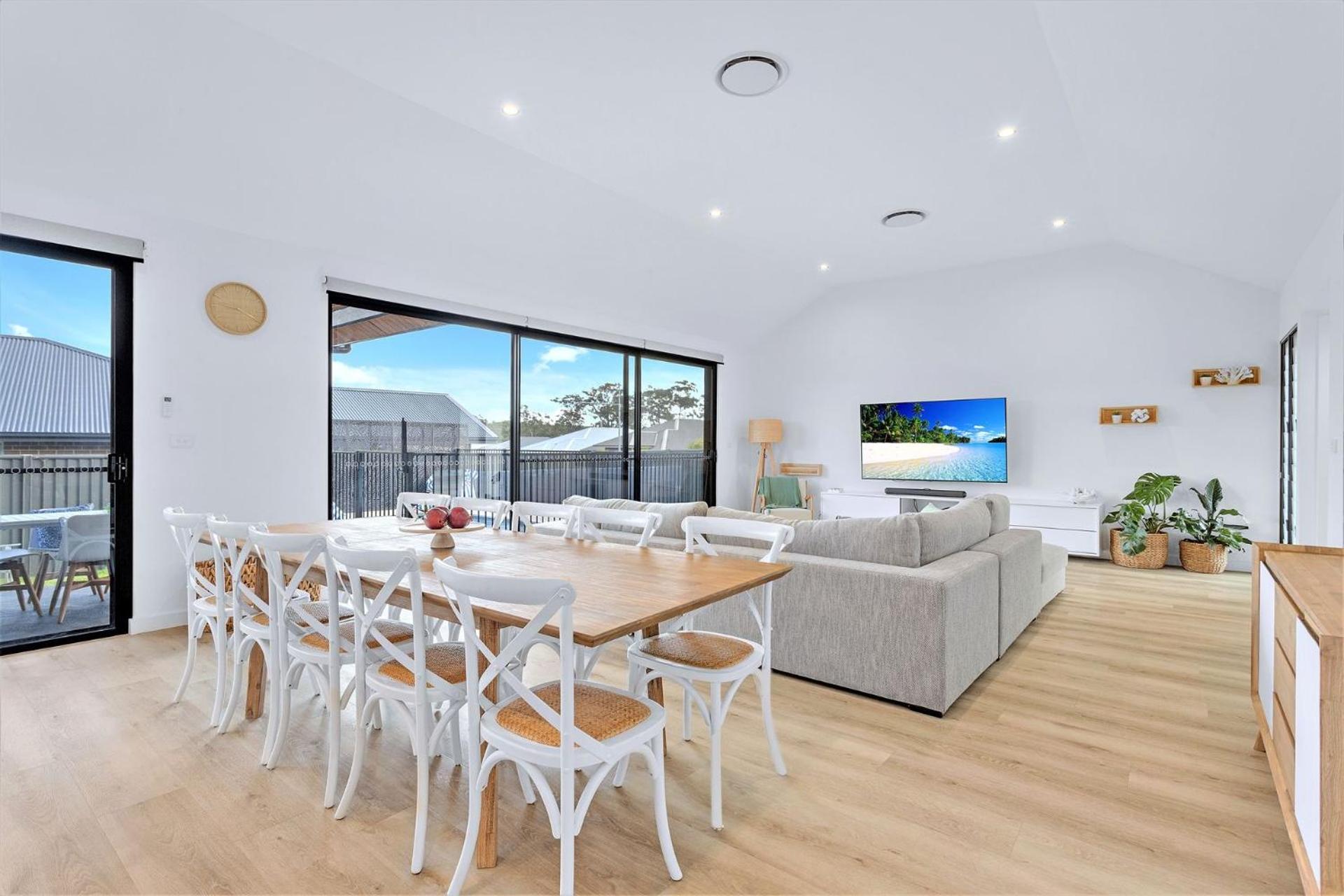 Five-Bedroom House photo 2