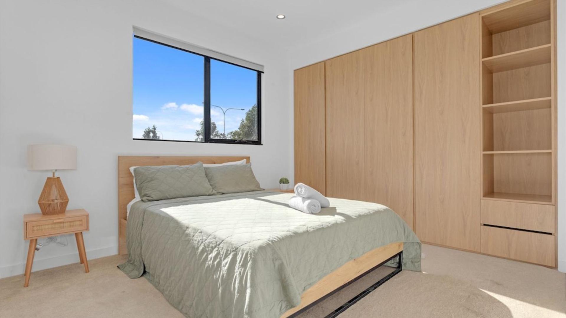 Five-Bedroom House photo 1