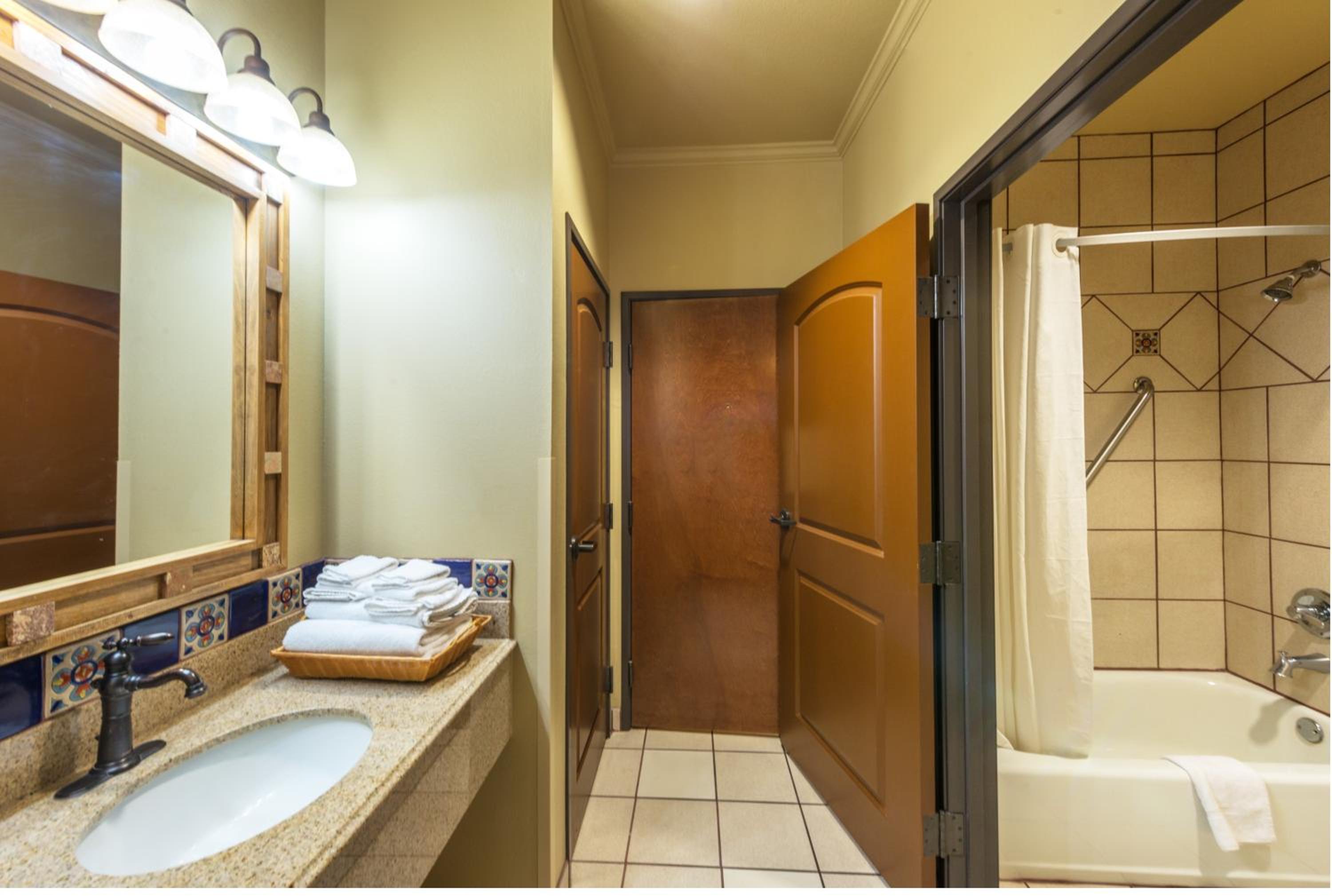 Standard Room with Two Double Beds - Non-Smoking - Photo 4