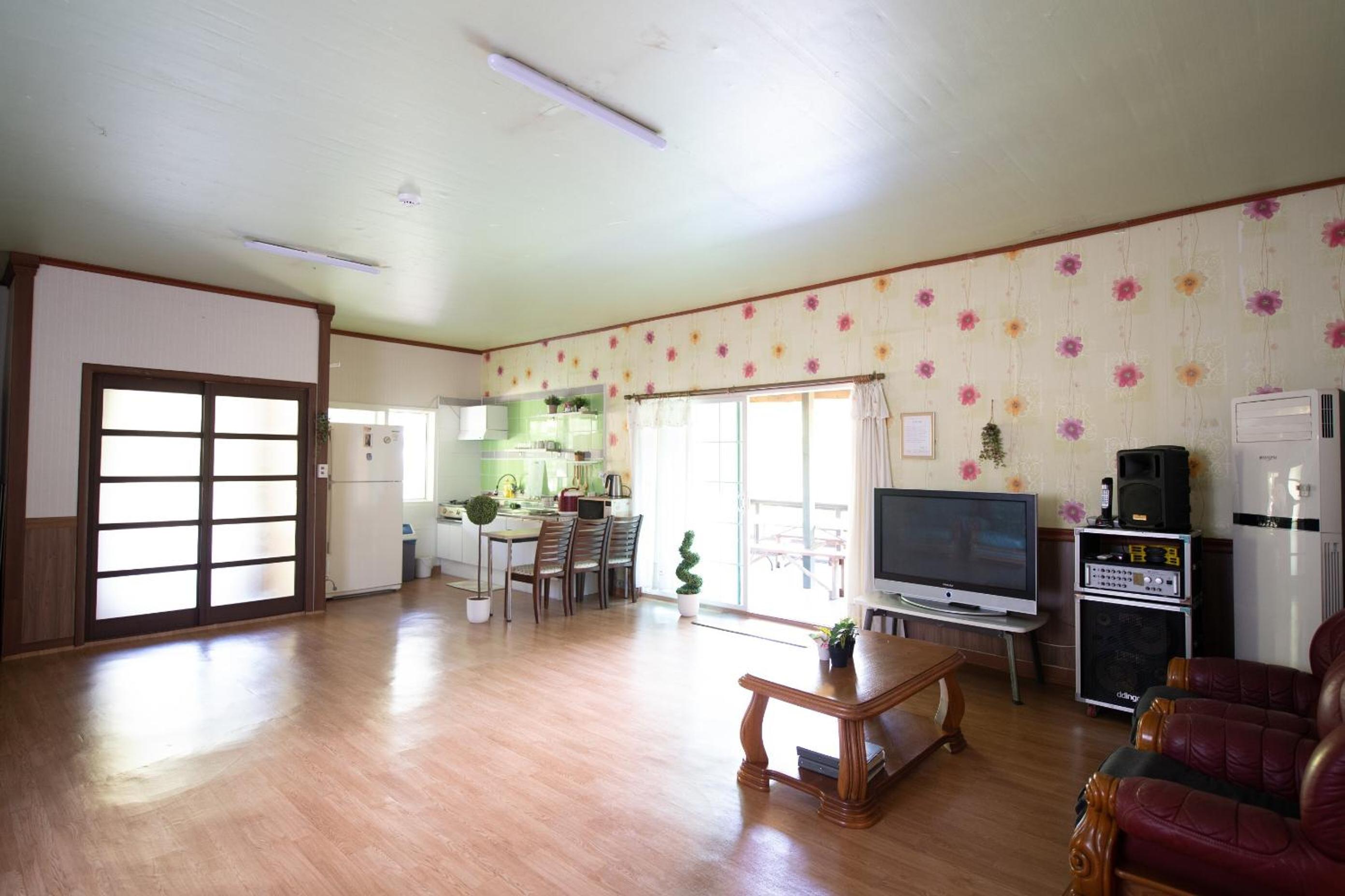 Family Room - Photo 8