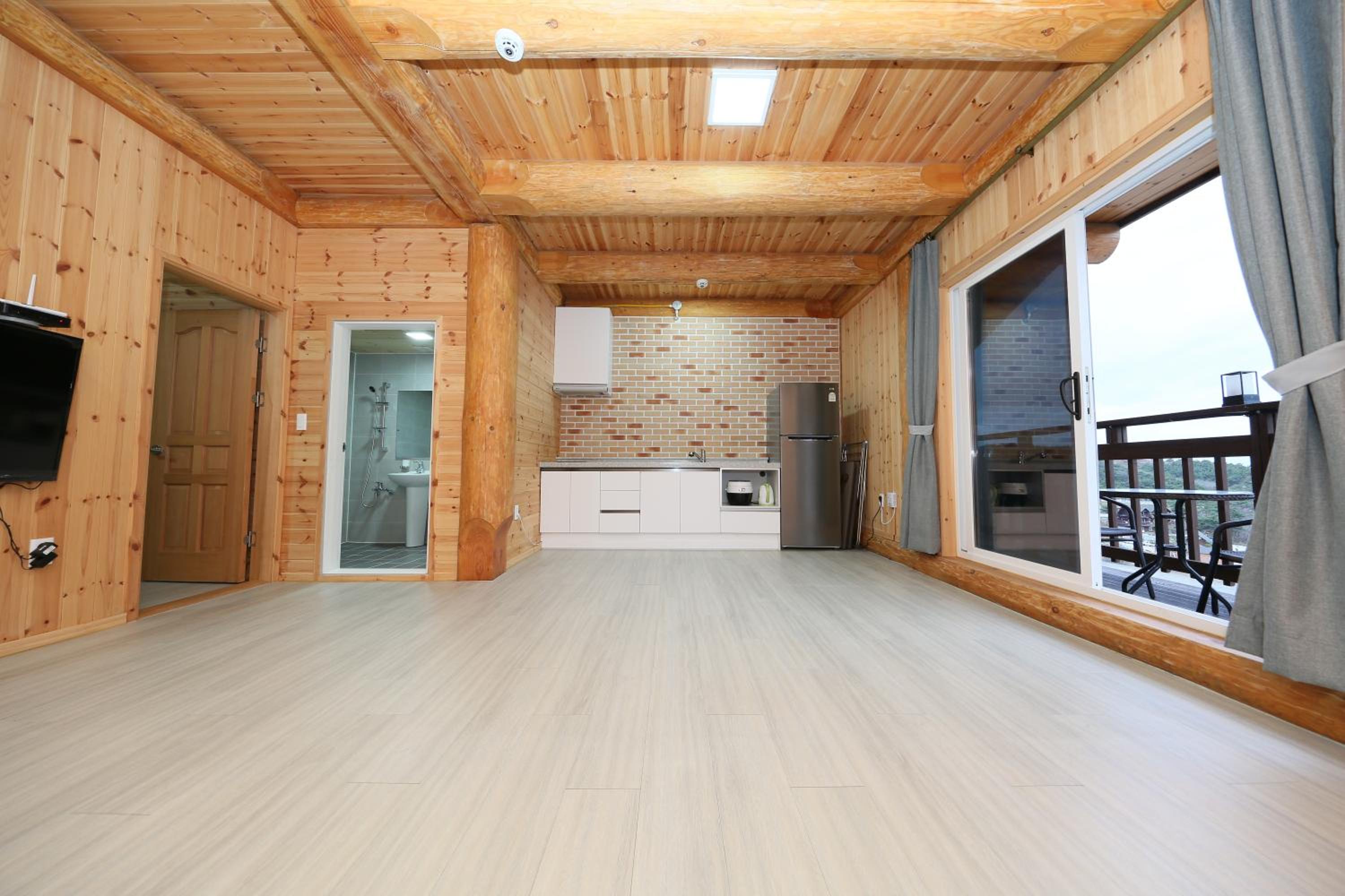 Family Room 5 photo 1