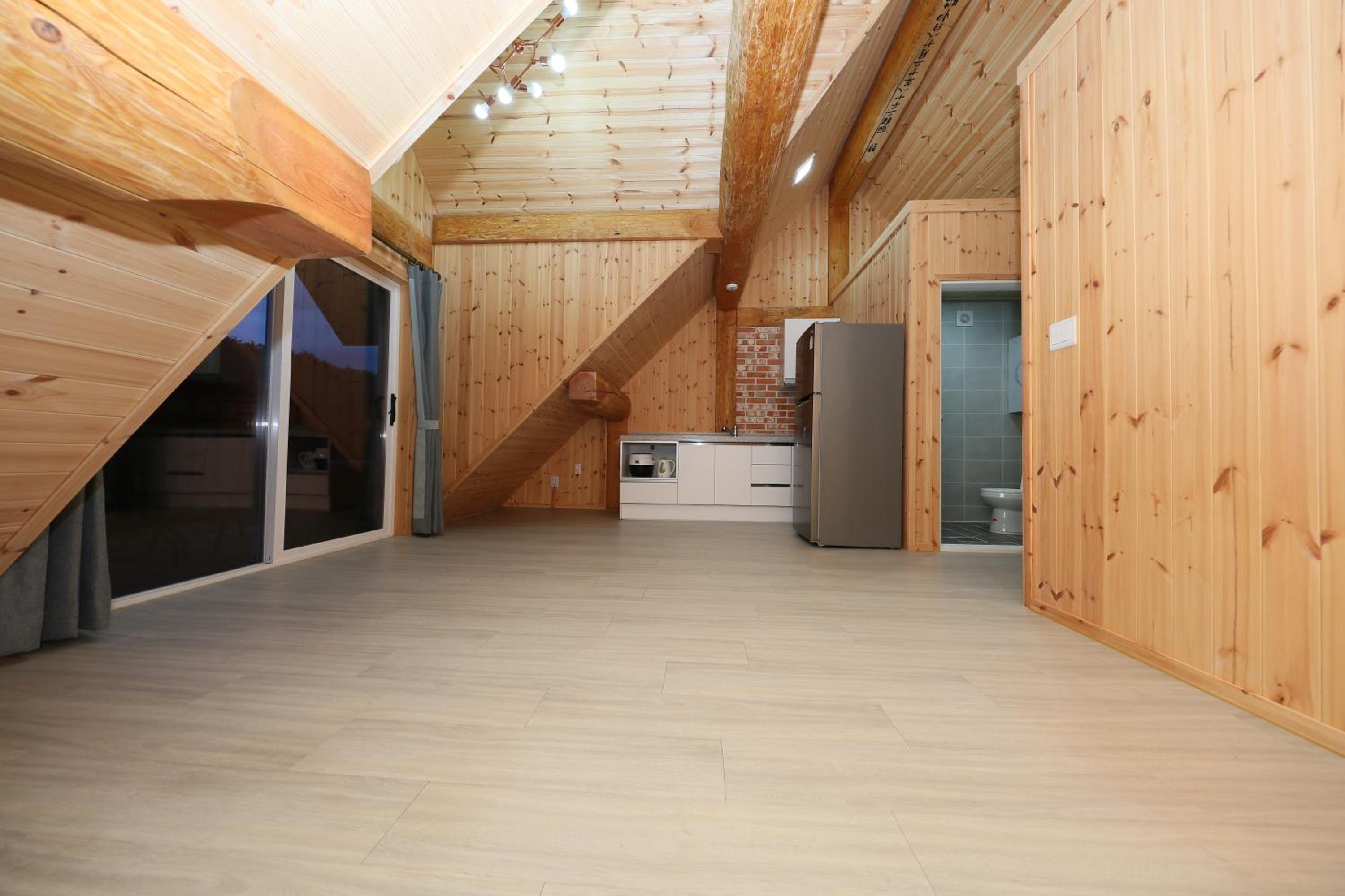 Family Room 8 photo 2