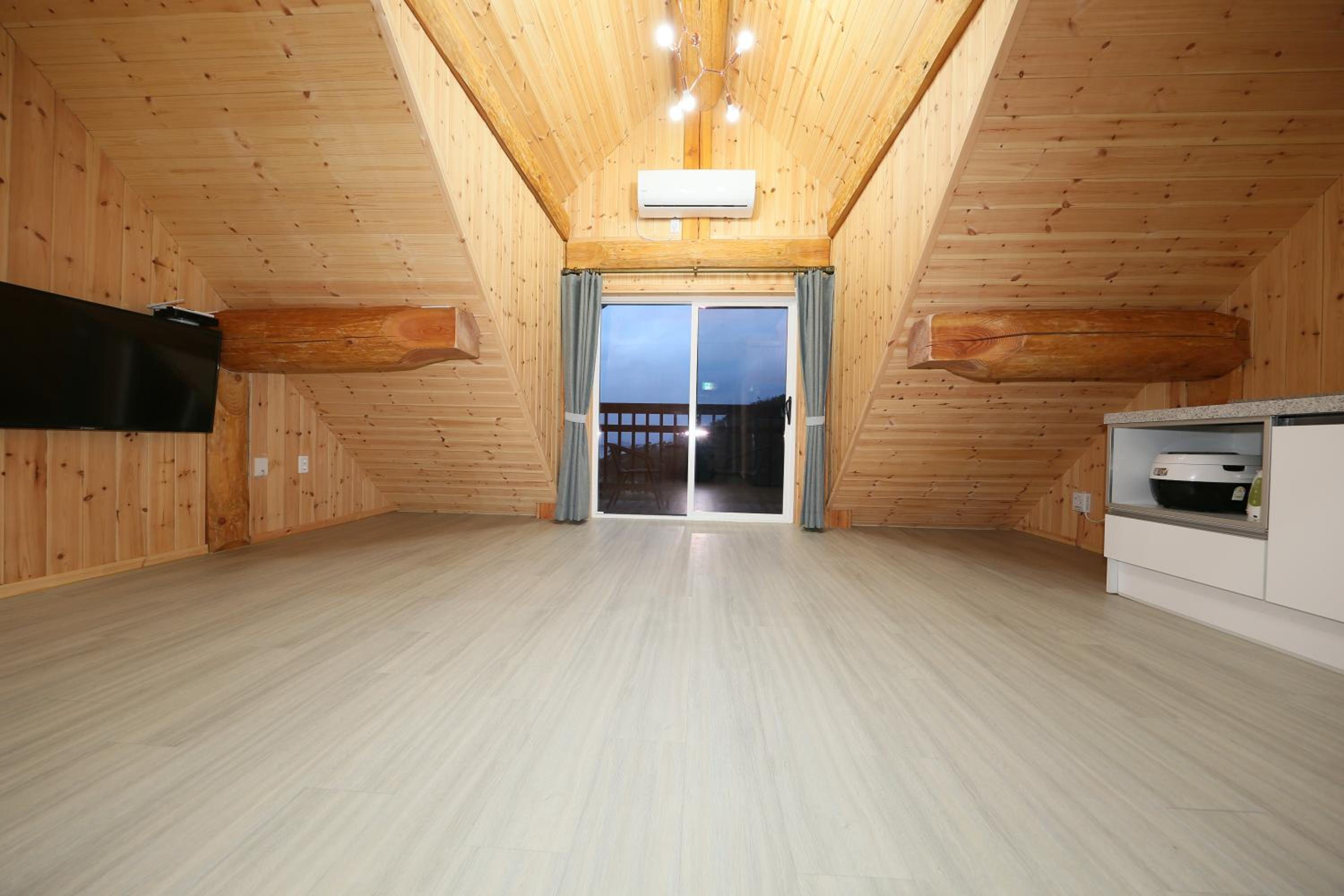 Family Room 8 photo 1