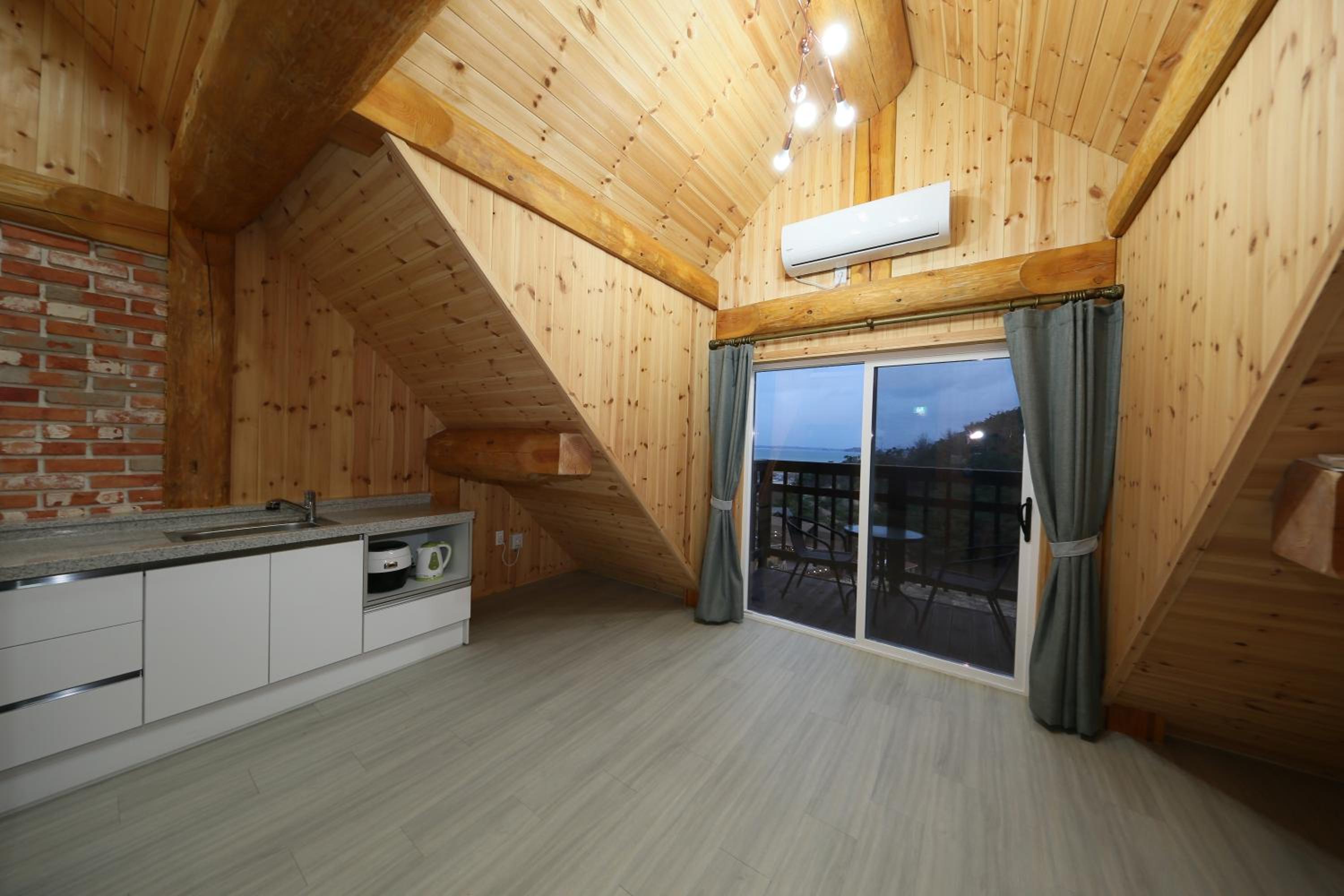 Family Room 7 photo 2