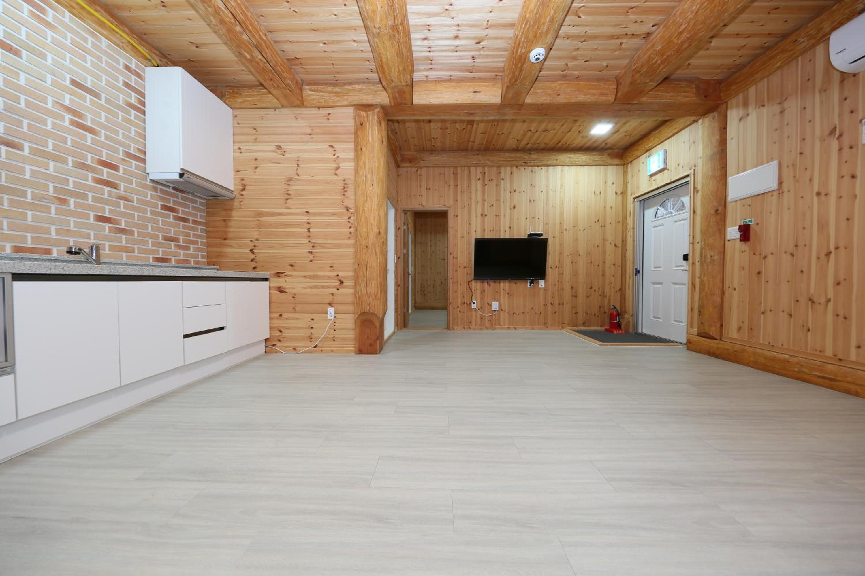 Family Room 6 photo 1