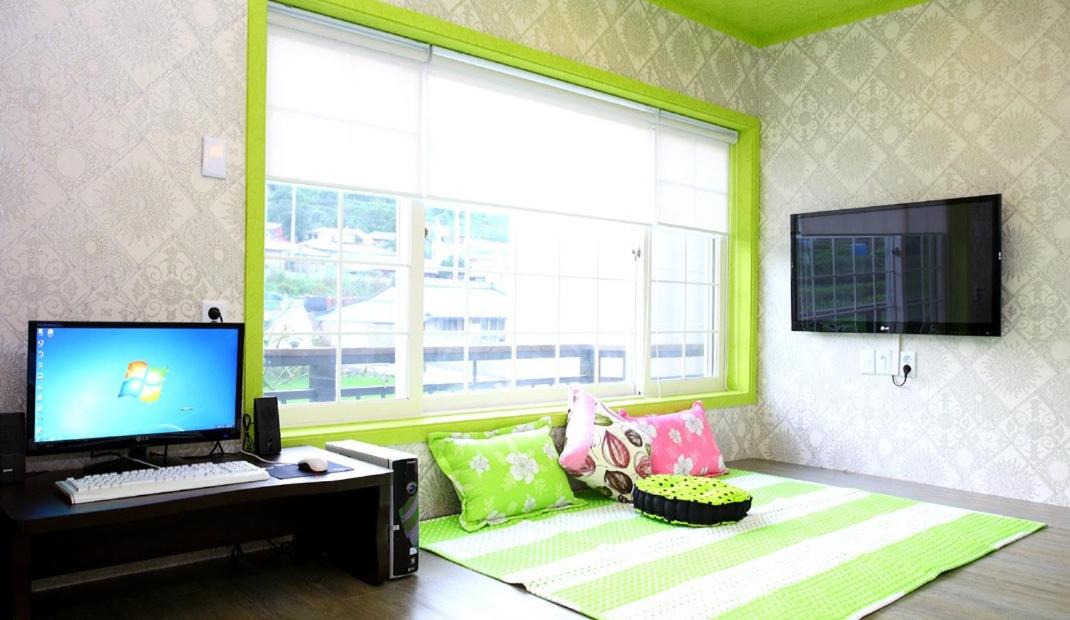 Family Room photo 3