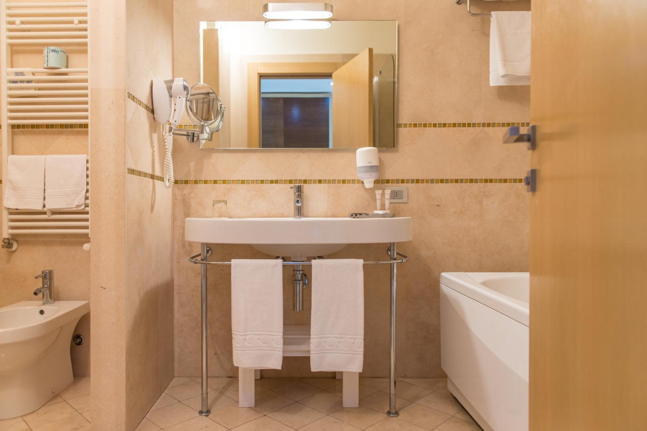 Classic Double or Twin Room - Photo 3