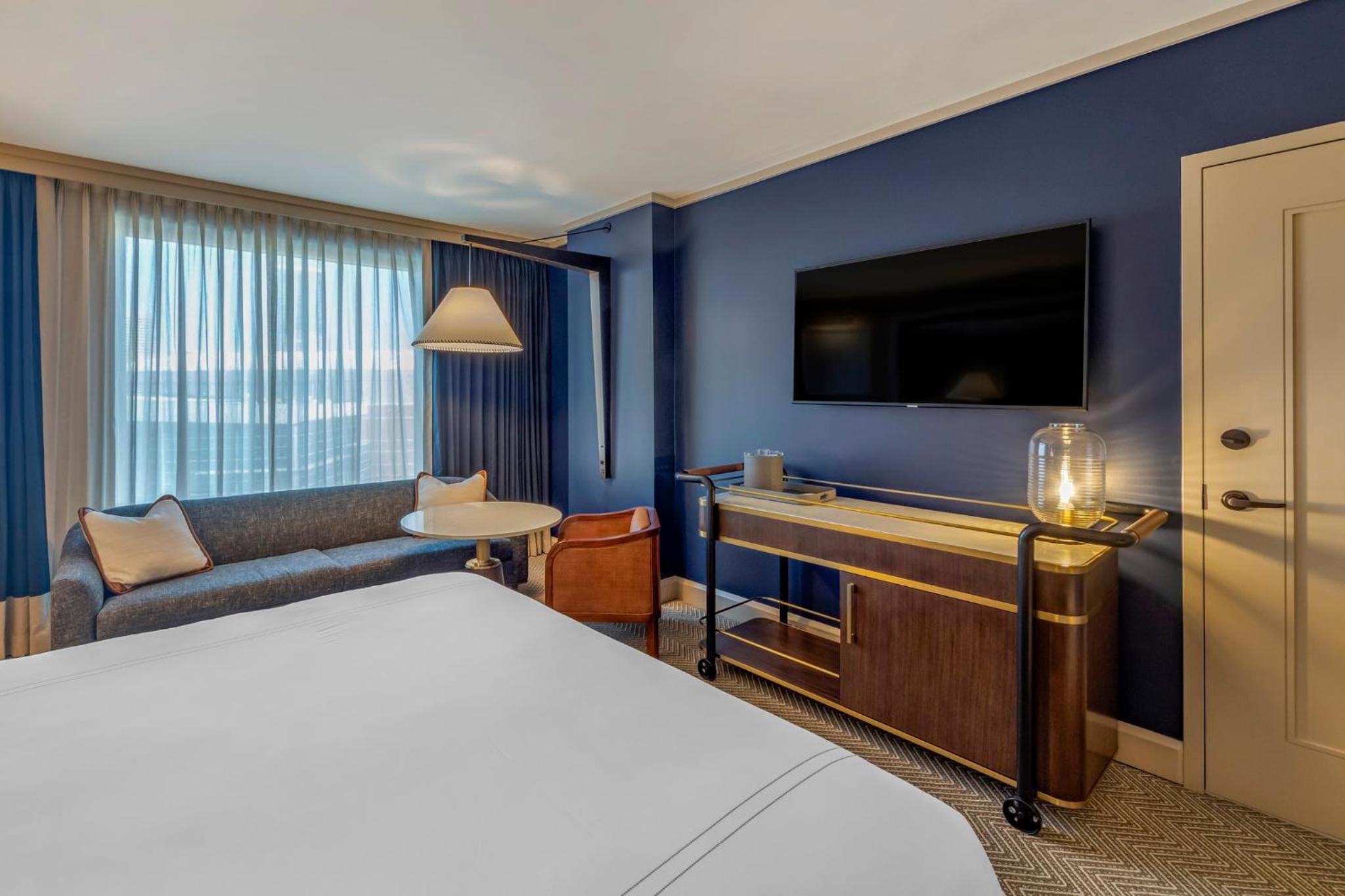 Premier Room  1 King Bed - Photo 4