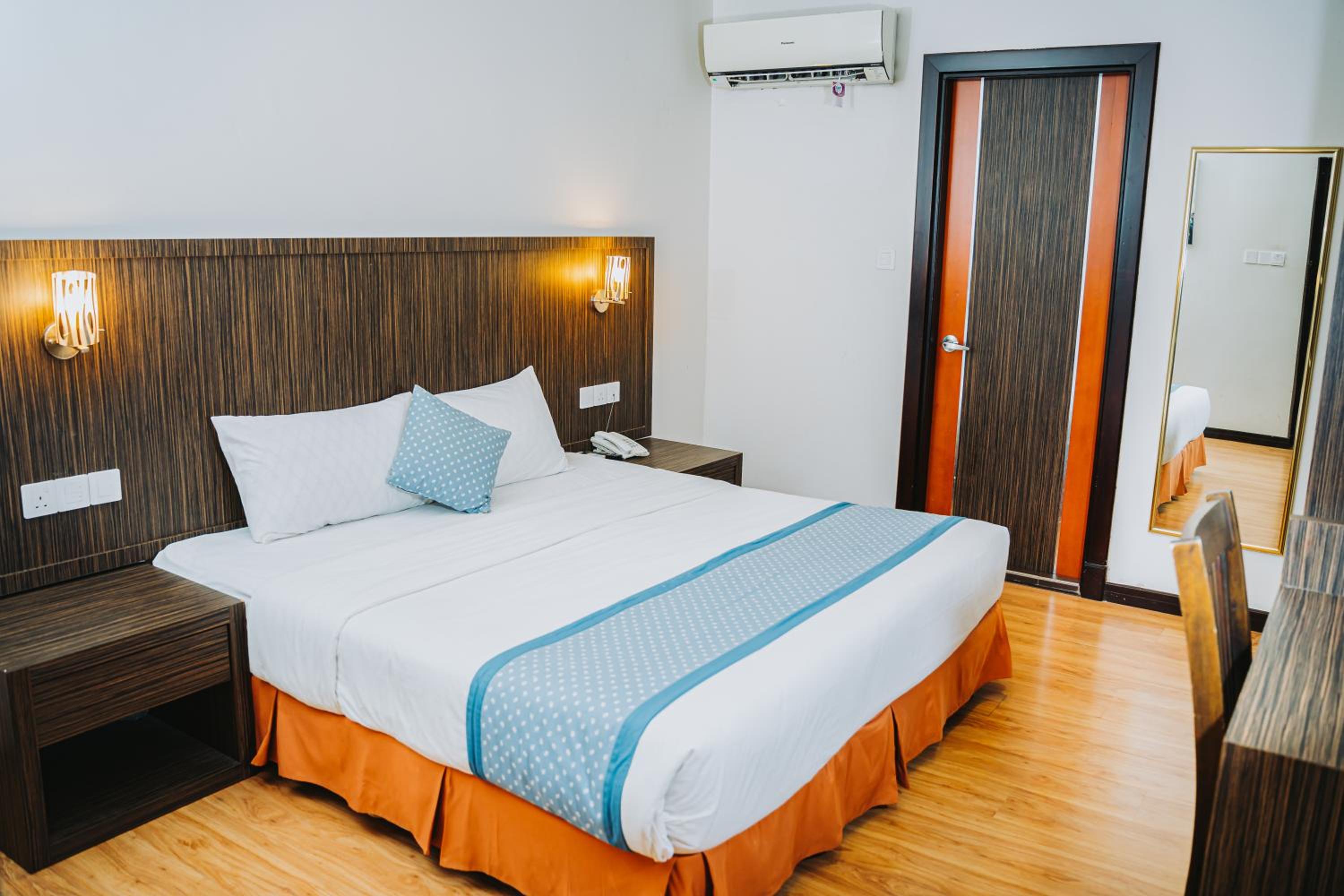 Standard King Room - Photo 7