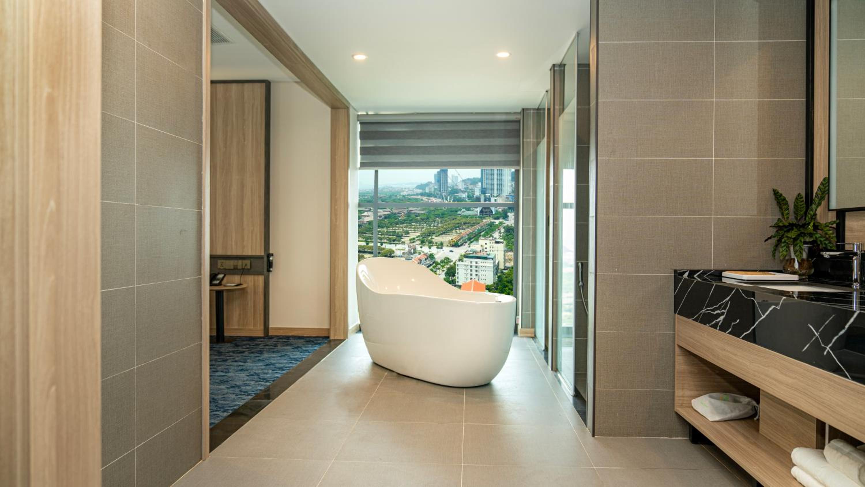 Premier King Suite with Ocean View photo 2