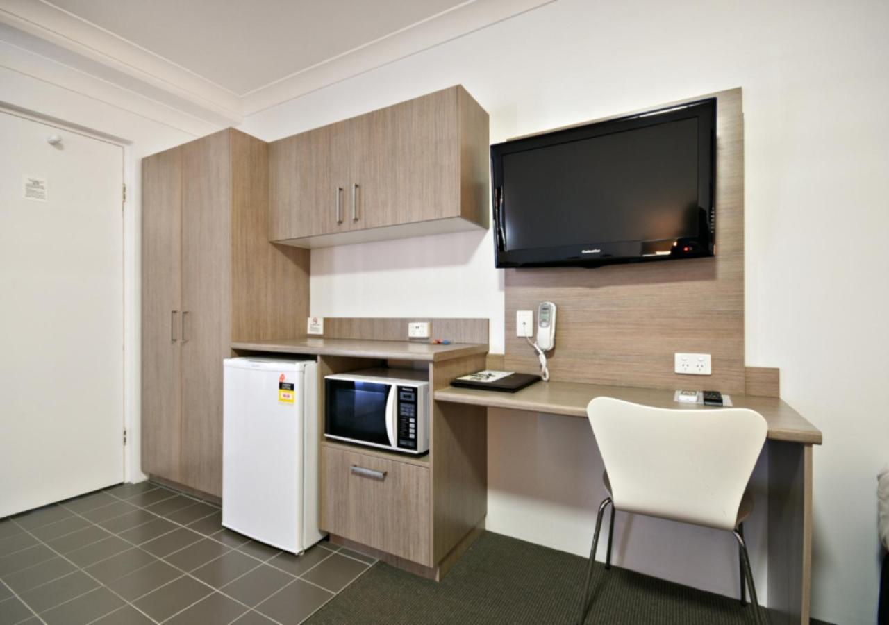 Large Family Room photo 3