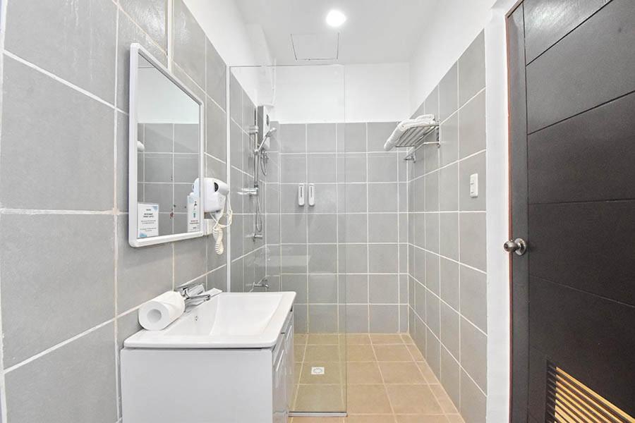 Premium Quadruple Room - Photo 11