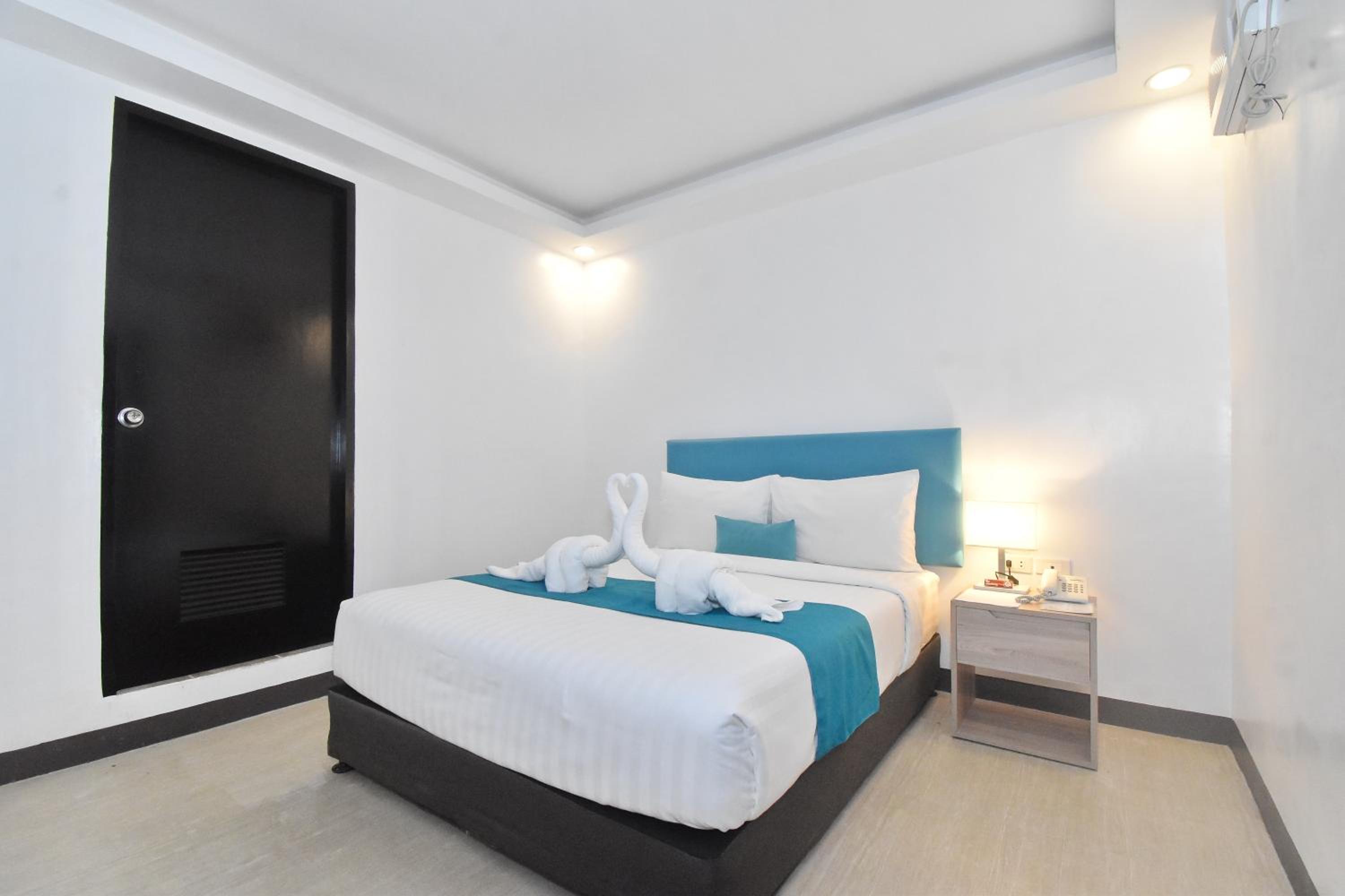 Standard Queen Room - Photo 9