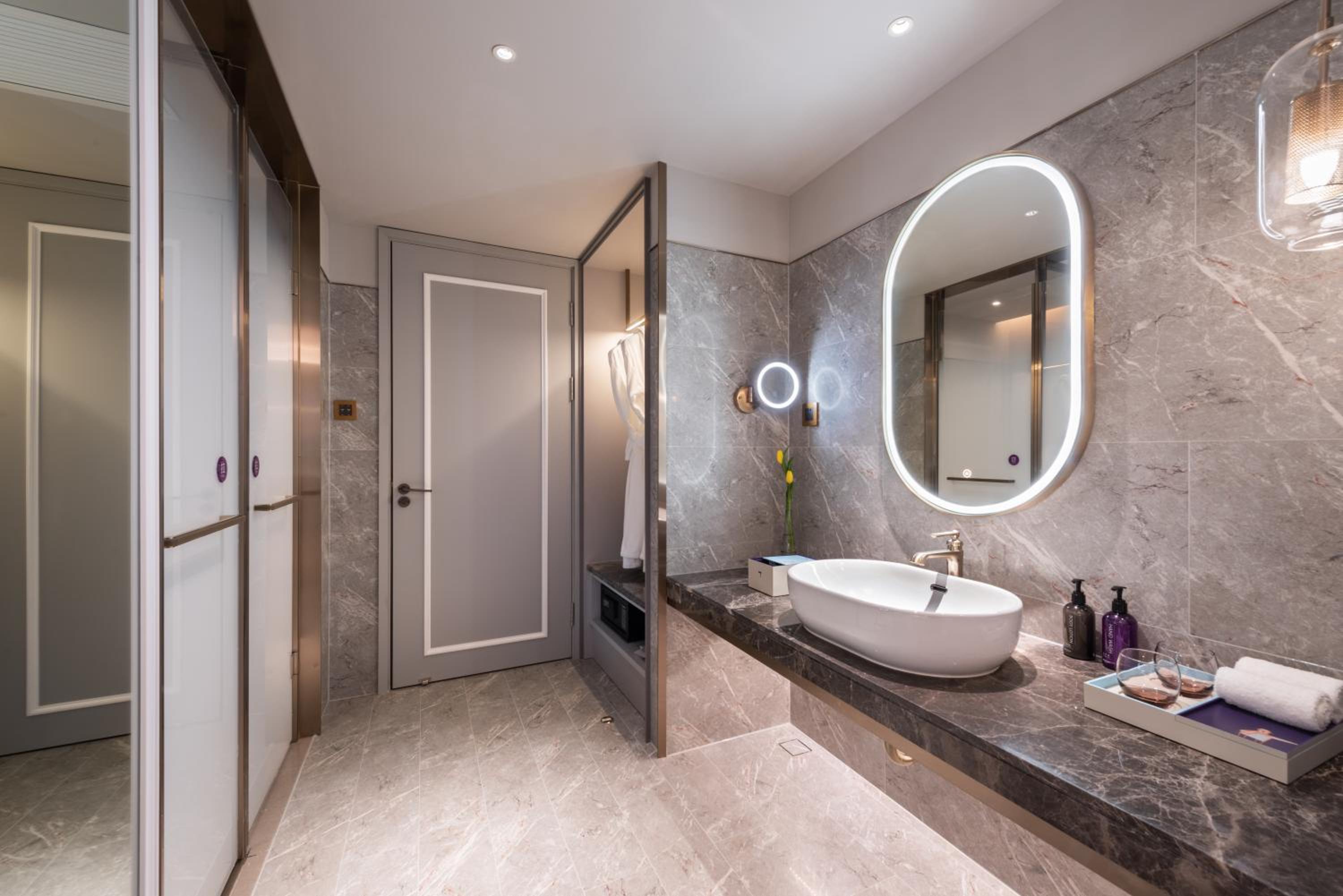 Deluxe King Suite photo 1