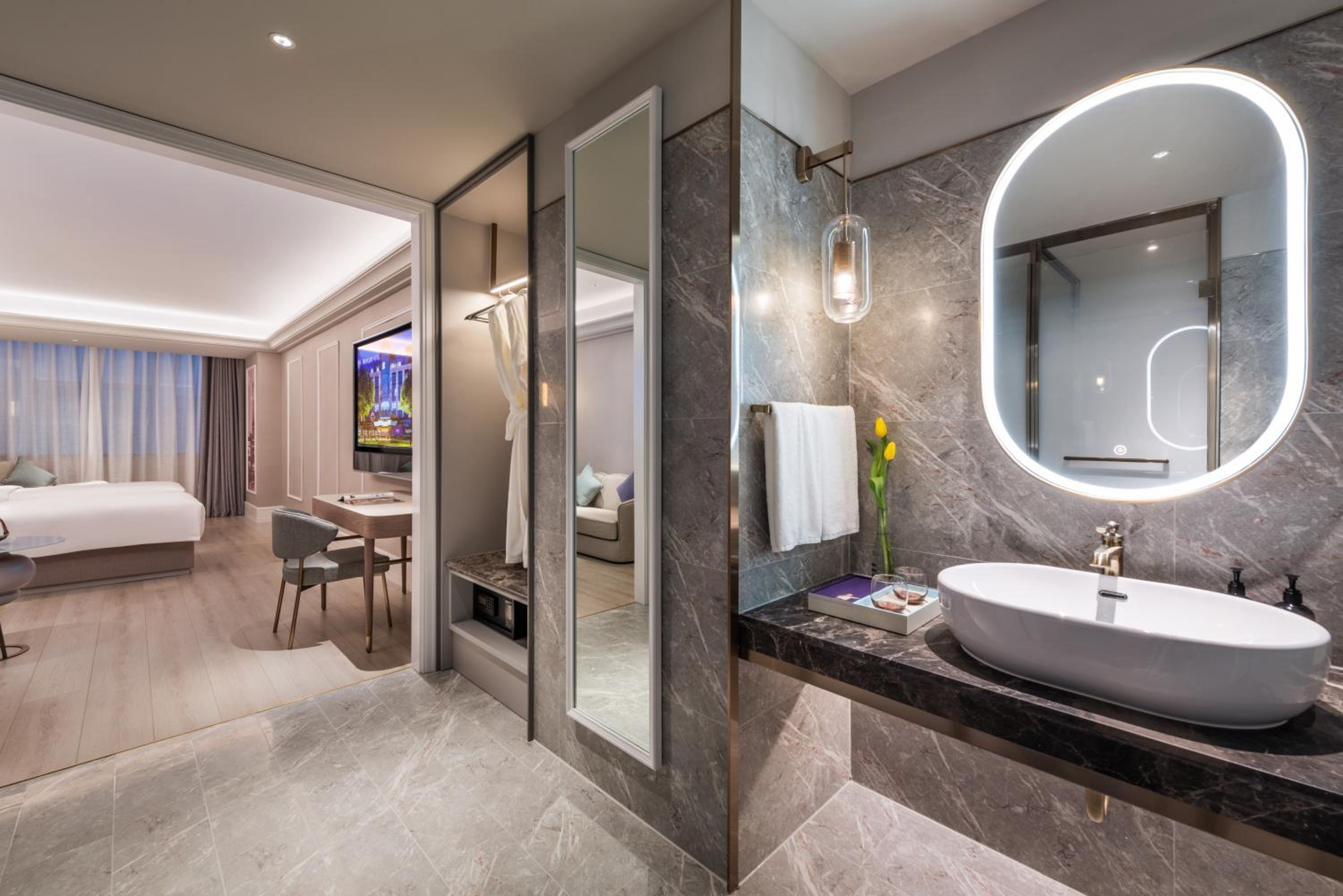 Deluxe King Suite photo 2