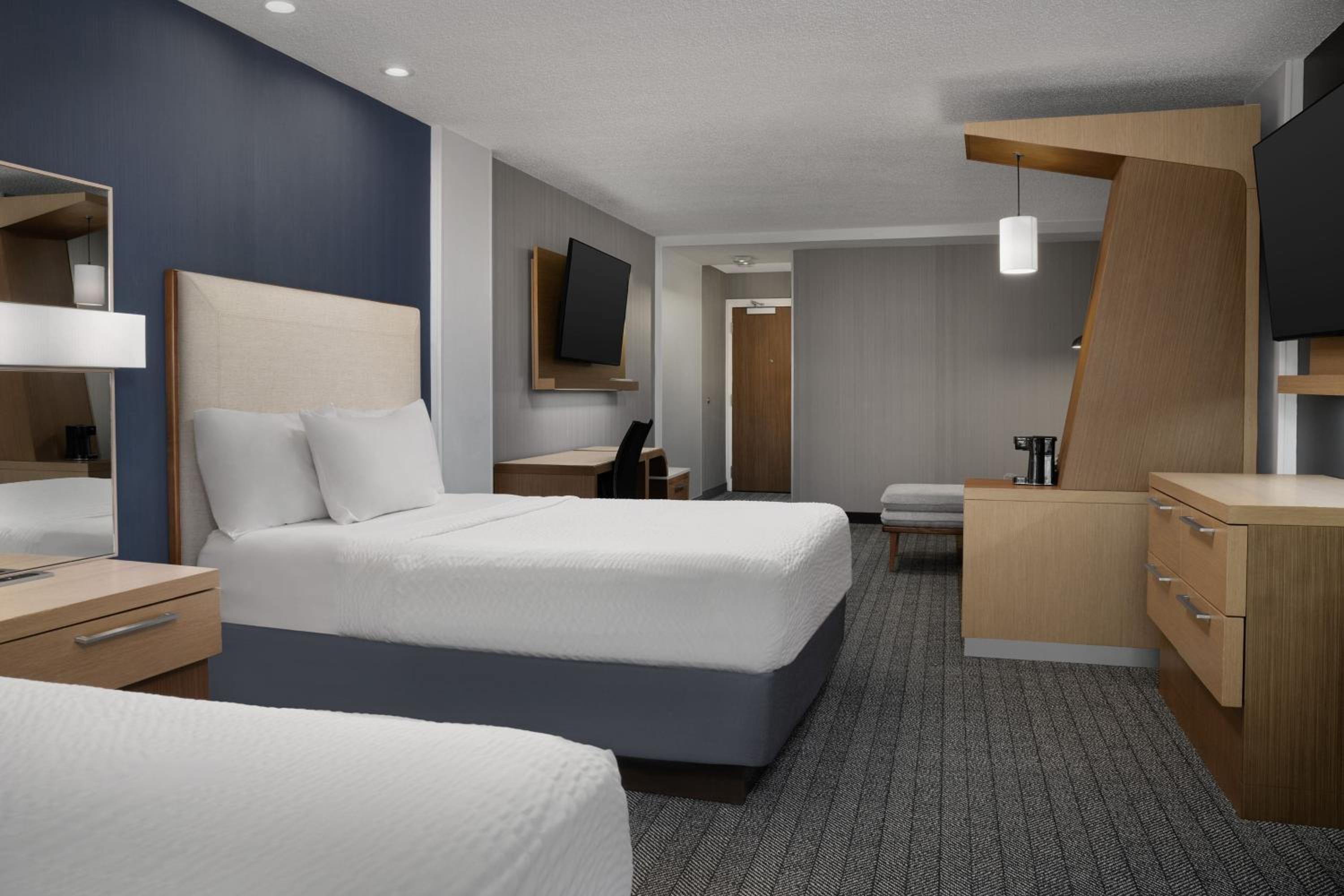 Suite, 2 Queen, Sofa bed