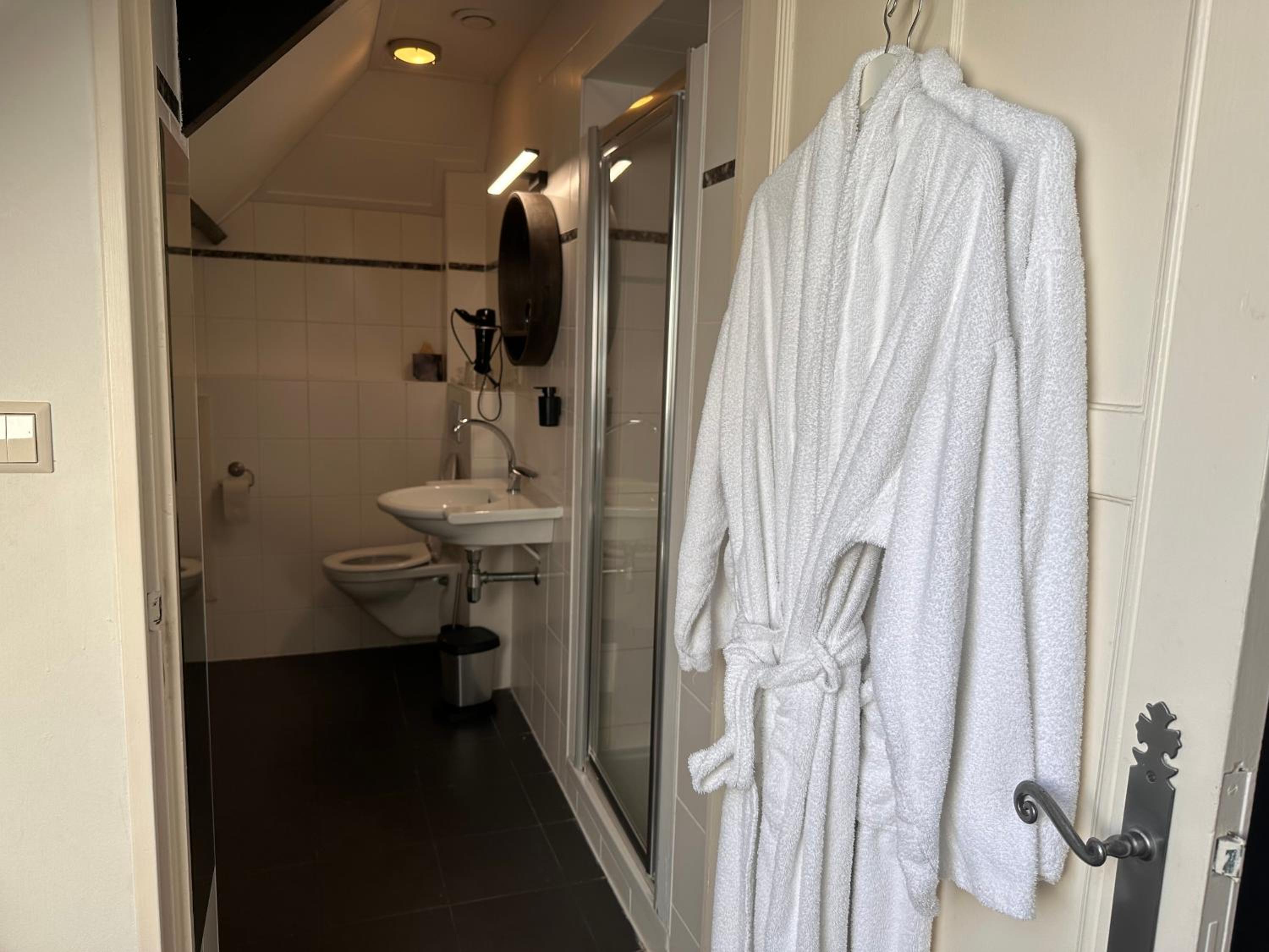 Double Room with Private Bathroom - Photo 4