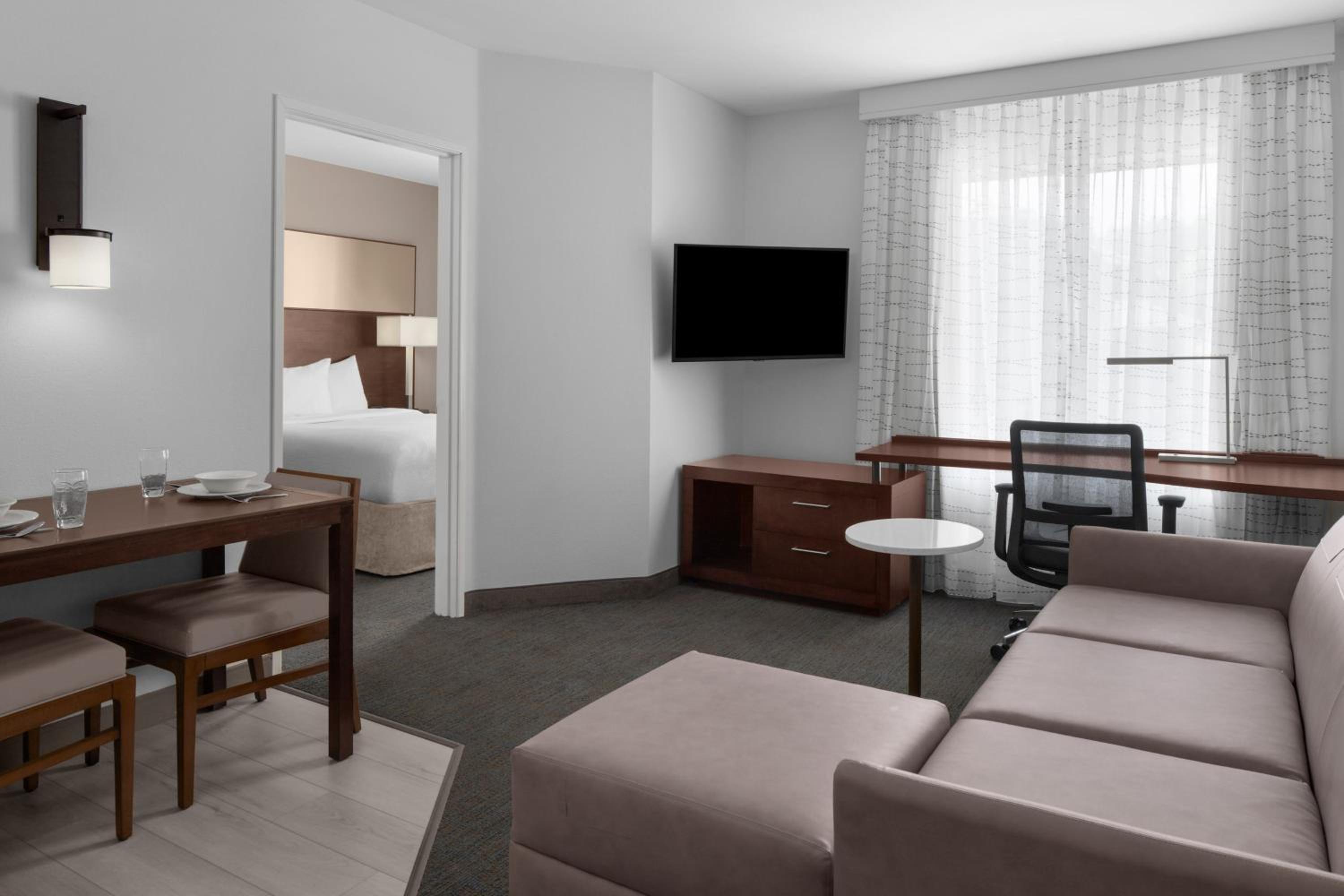 One-Bedroom Queen Suite with Sofa Bed - Non-Smoking - Photo 4